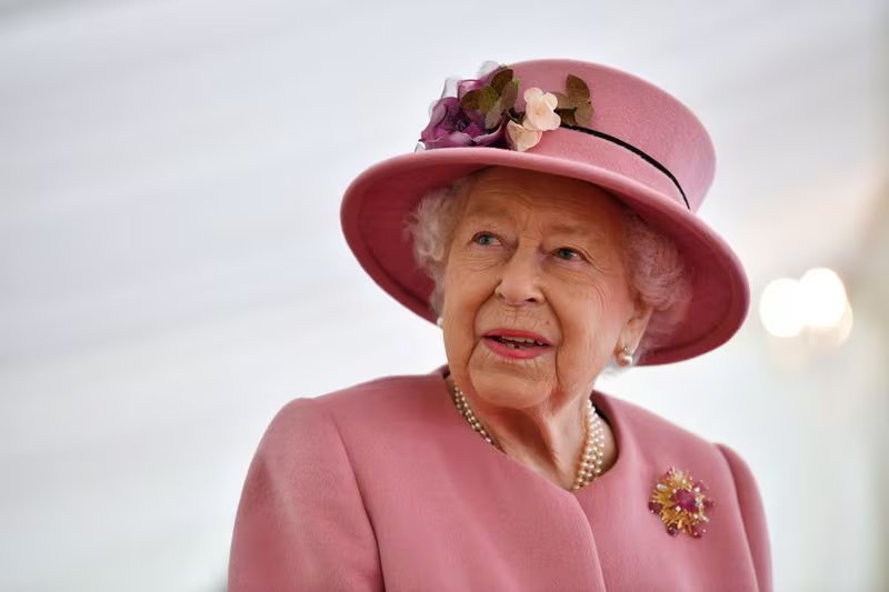La actriz encarna a la reina Isabel II en la comedia By Royal Appointment durante una gira por el Reino Unido (REUTERS)