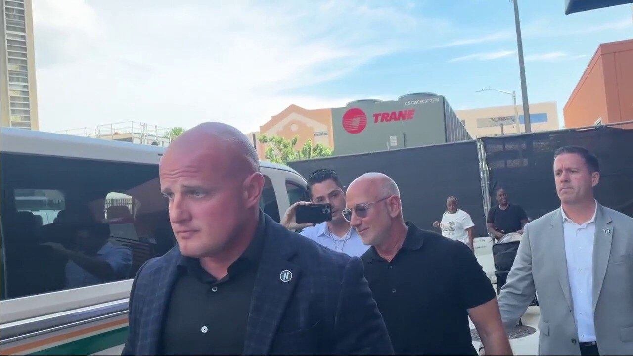 El empresario reside en Indian Creek Island, en el condado de Miami-Dade (captura de video)