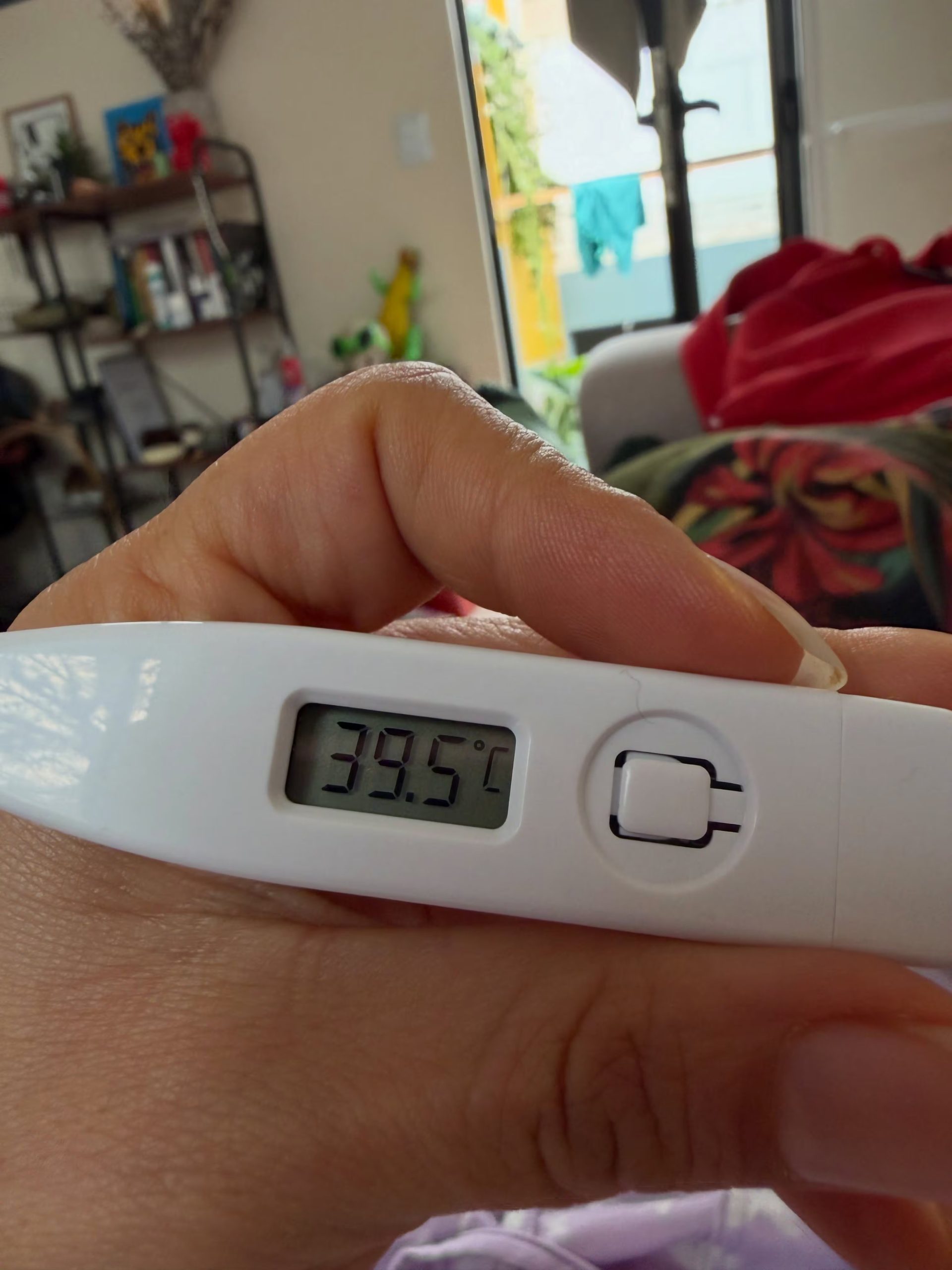 Un termómetro digital marca una lectura de 39,5 grados Celsius en una fotografía compartida por la actriz Jely Reátegui tras enfermar de dengue. (Jely Reátegui)