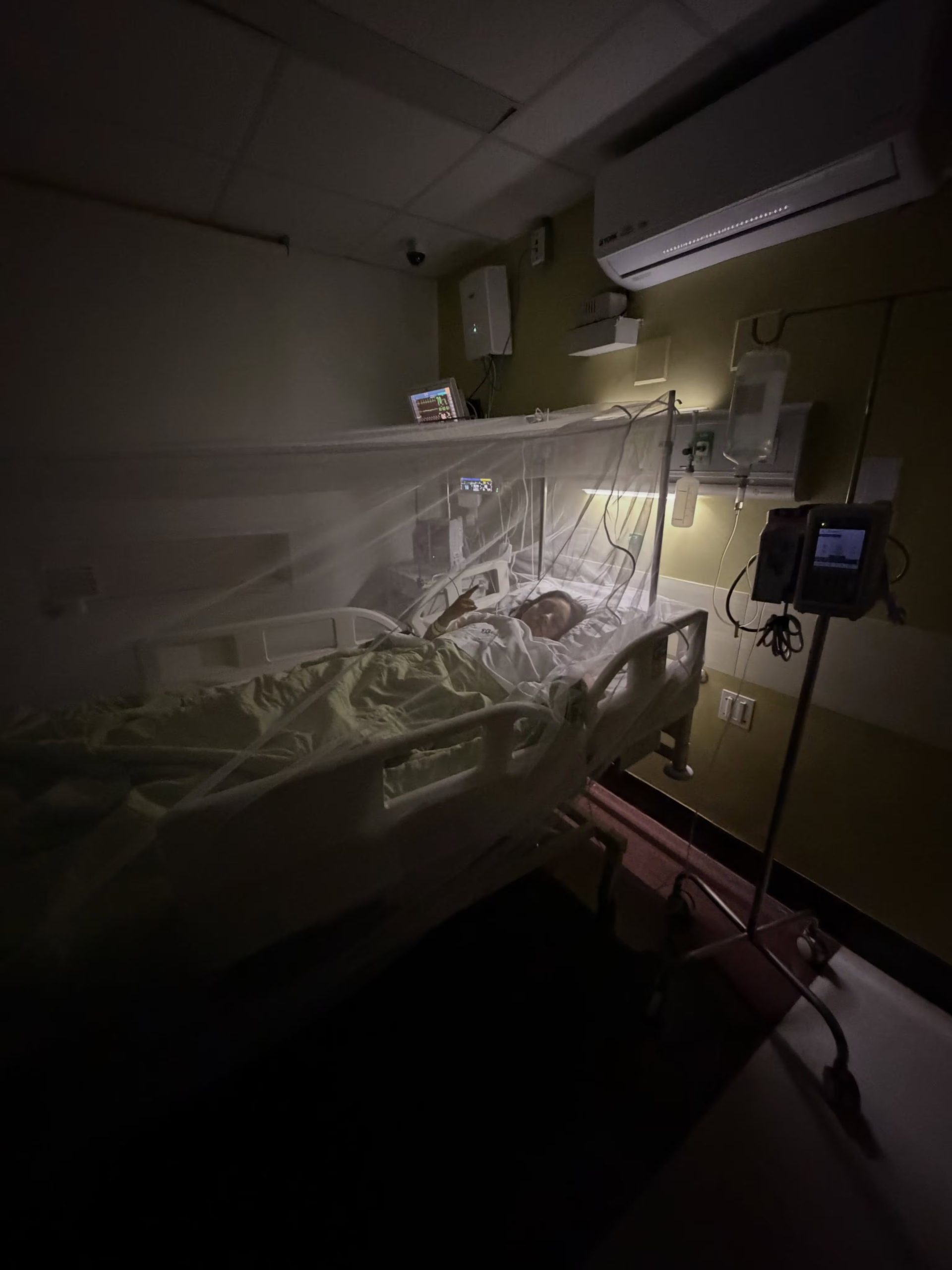 La actriz Jely Reátegui descansa en una cama de hospital bajo un mosquitero durante su internamiento por dengue. (Jely Reátegui)