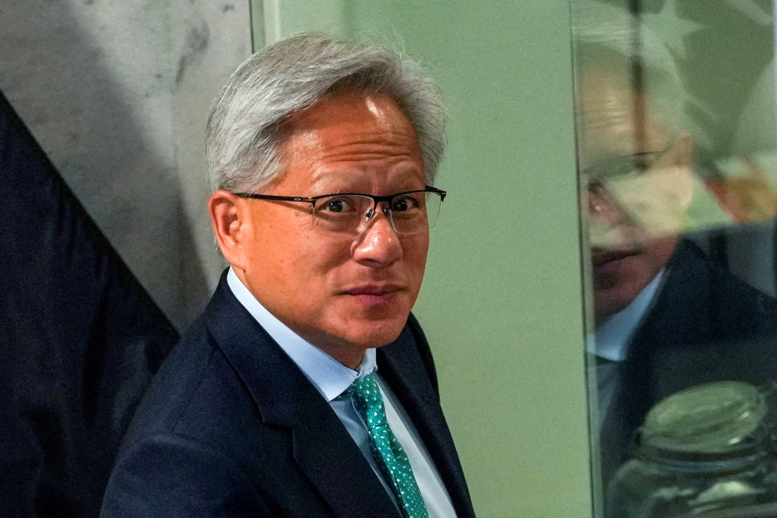 De acuerdo al CEO de Nvidia, la IA no necesita una regulación o leyes que la detengan, pues ya estan sometidos a las fuerzas del mercado. REUTERS/Nathan Howard/File Photo