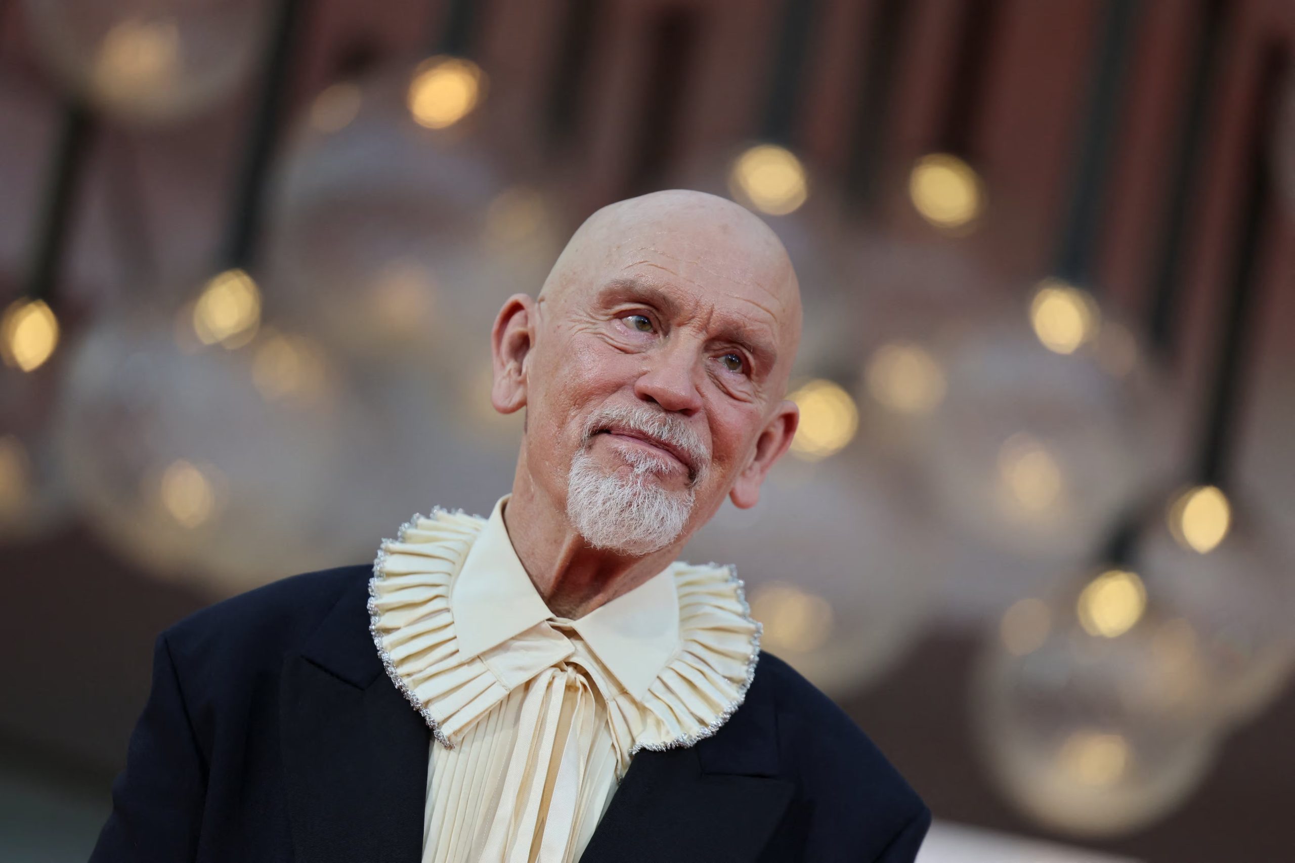 El actor estadounidense dijo que seguirá trabajando mientras pueda durante el estreno de la nueva película de Martin McDonagh (REUTERS/Yara Nardi)