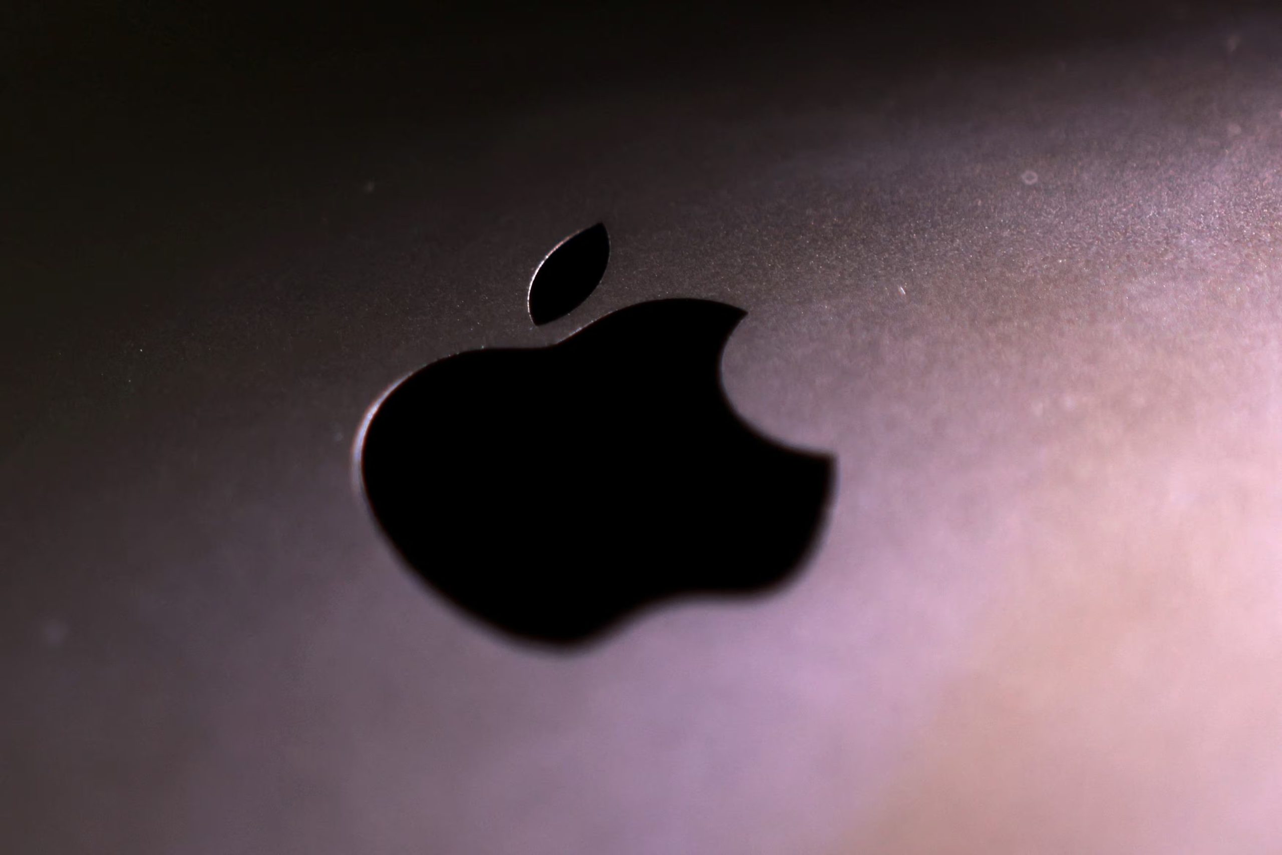 Apple podría lanzar su primera iPhone plegable el 9 de setiembre. REUTERS/Dado Ruvic/Illustration/File Photo