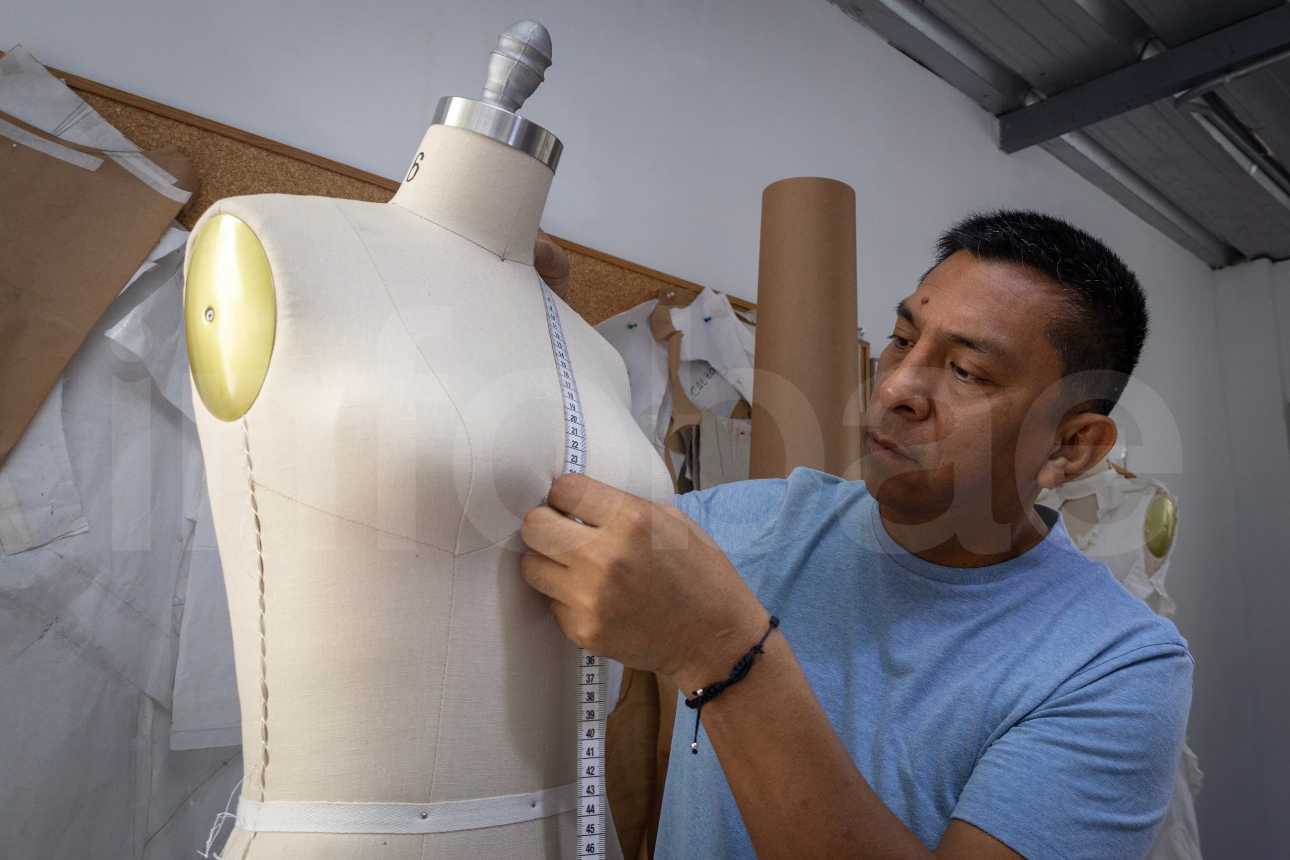 Tras crecer entre telas y talleres familiares, Jorge Salinas se ha convertido en una figura clave del diseño latinoamericano. Foto: Paula Elizalde / Infobae Perú