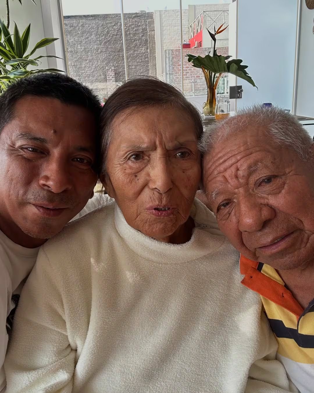 Jorge Salinas y sus padres. IG