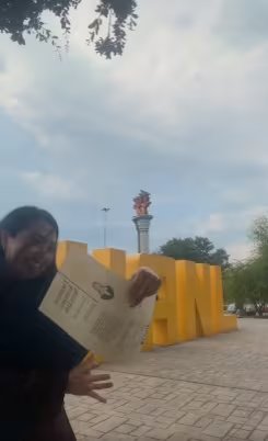 La joven posaba frente a la Universidad Autónoma de Nuevo León cuando el aire hizo de las suyas y convirtió su sesión de fotos en un momento viral.