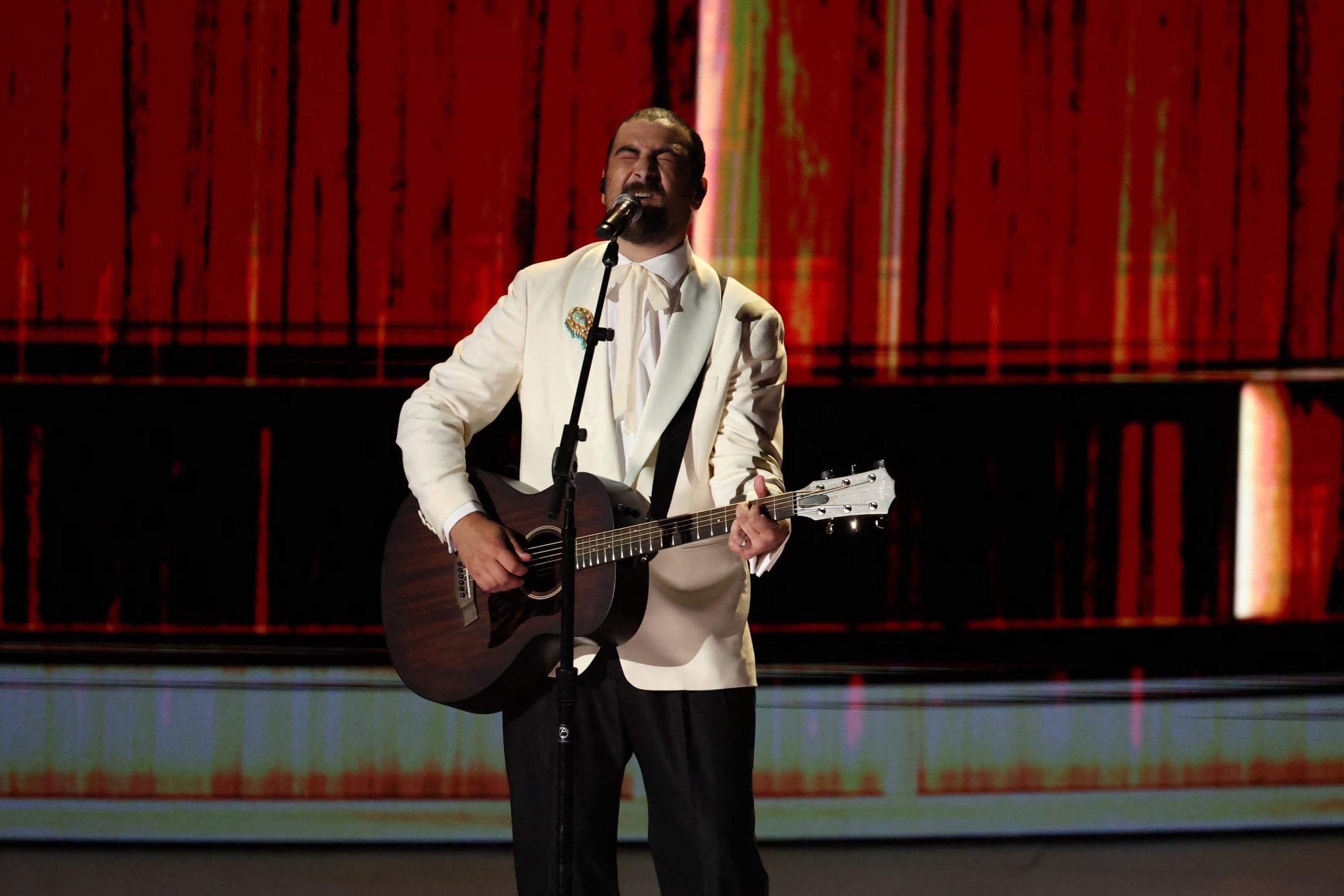 Noah Kahan interpretó el tema “Bridge Over Troubled Water” durante el memorial de los Emmy. REUTERS/Mario Anzuoni