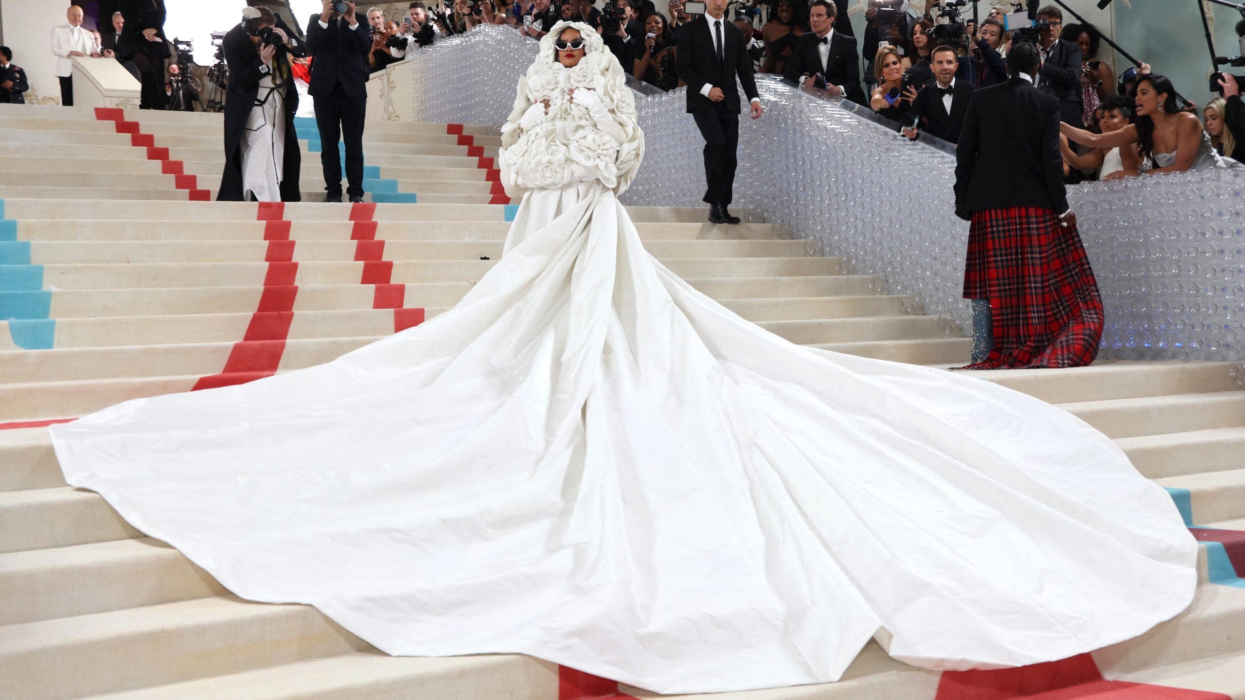 Claudia Schiffer, Rihanna y Penélope Cruz figuran entre las personalidades vinculadas con su obra (REUTERS/Andrew Kelly)
