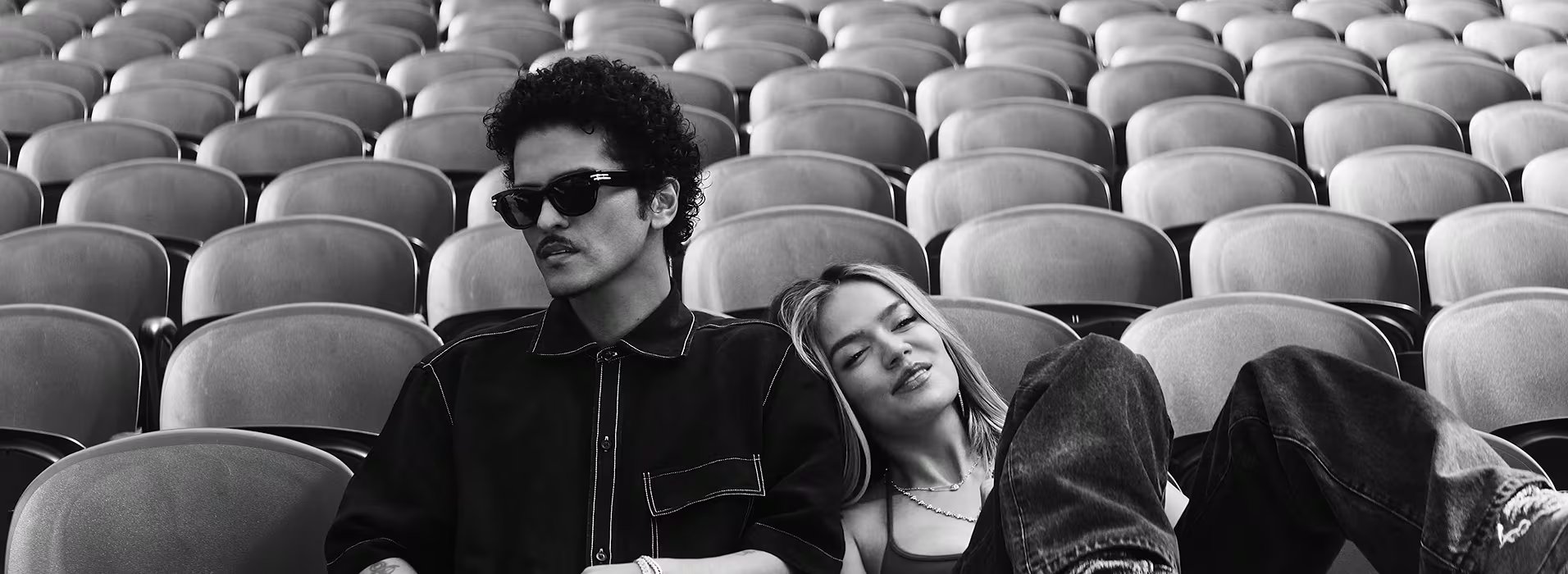 El clip de 'Still' se construyó a partir de la presentación en vivo de Karol G y Bruno Mars - crédito captura de pantalla Karol G / YouTube