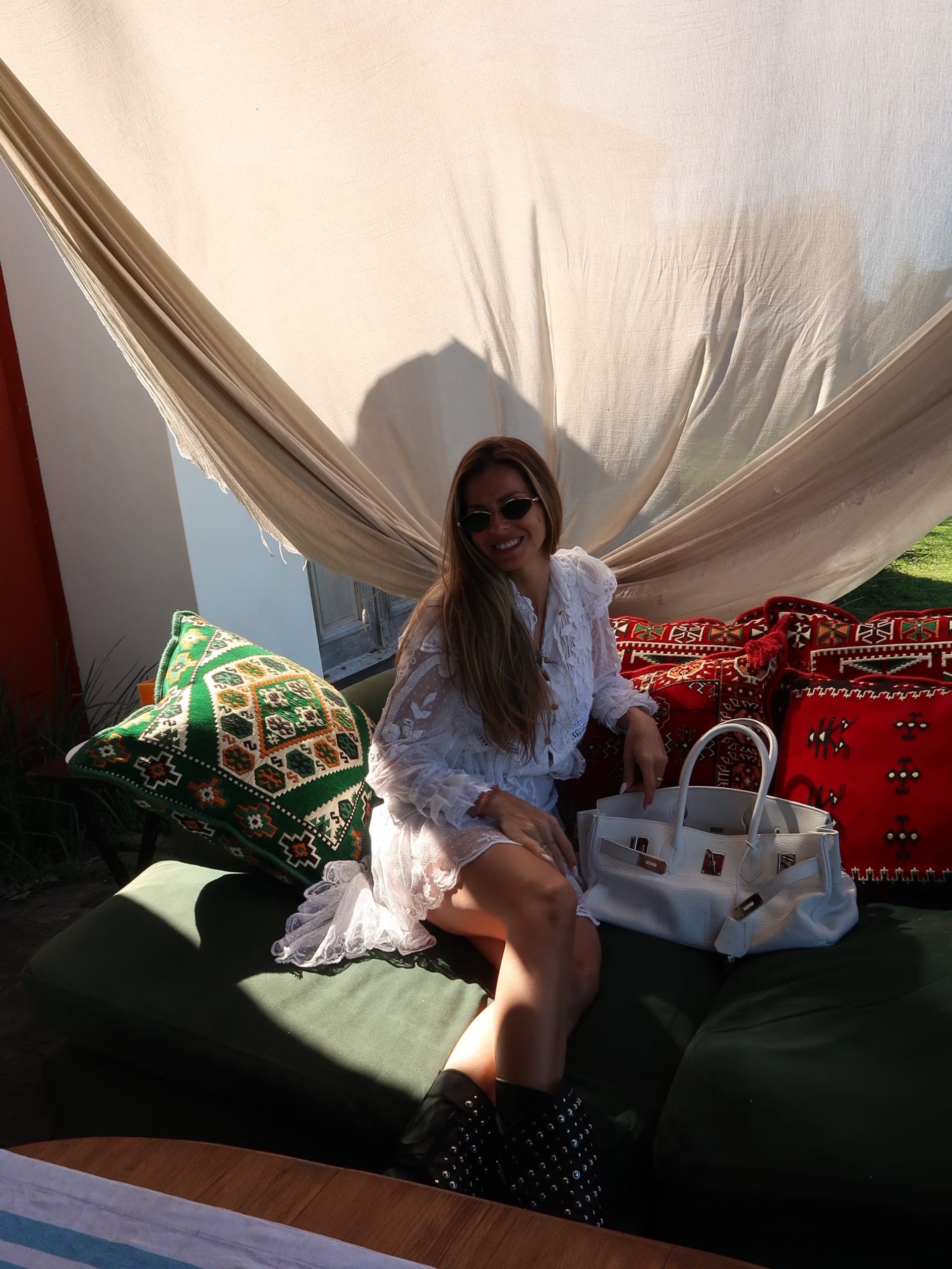 China Suárez descansa en un sillón de exterior bajo una carpa de tela durante unos días de estancia en Argentina