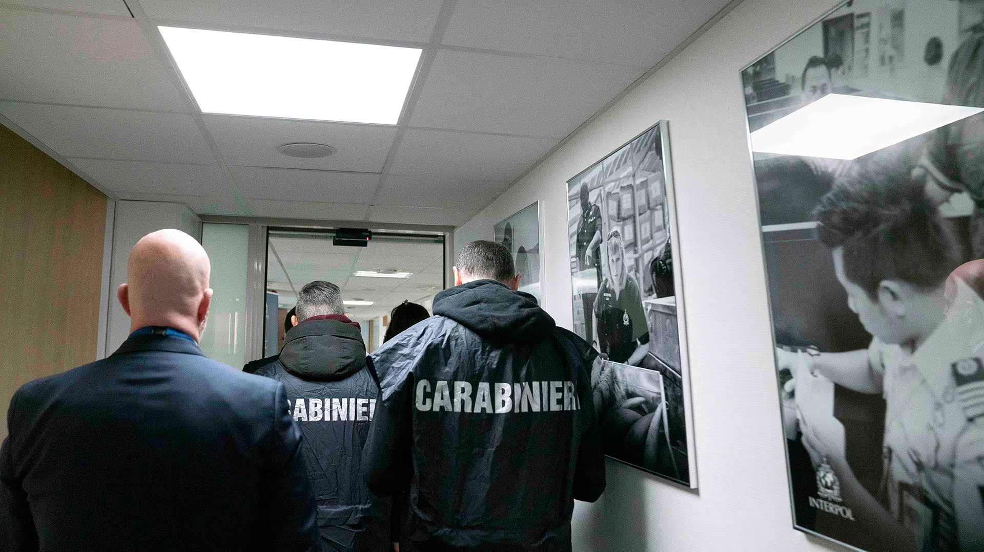 Un grupo de policias italianos ingresan a la sede principal de la Interpol en Lyon, Francia, para analizar un caso de una mafia italiana (Interpol via AP)