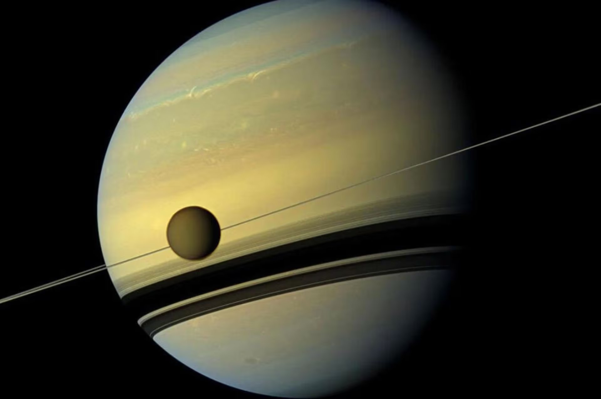 SwRI estudió Titán, la luna de Saturno, para evaluar su tasa de disipación de marea, la energía que se pierde mientras orbita el planeta anillado con su enorme fuerza gravitacional.
NASA/JPL-CALTECH/SPACE SCIENCE INSTITUTE
