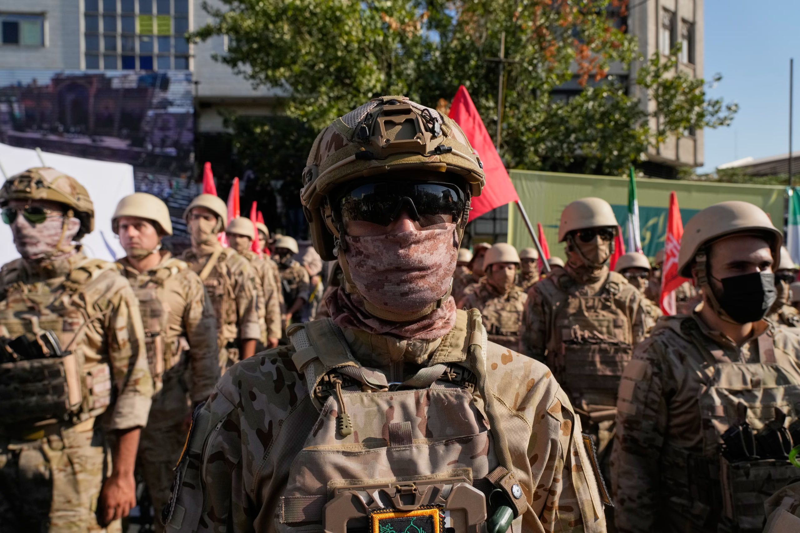Efectivos armados afiliados a la Guardia Revolucionaria de Irán participan en el 