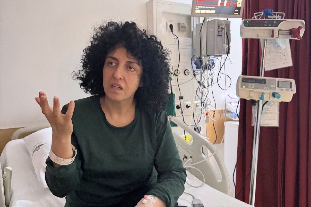 La Nobel iraní Narges Mohammadi en un hospital en Teherán, el 10 de mayo del 2026 (Narges Foundation Archive via AP)
