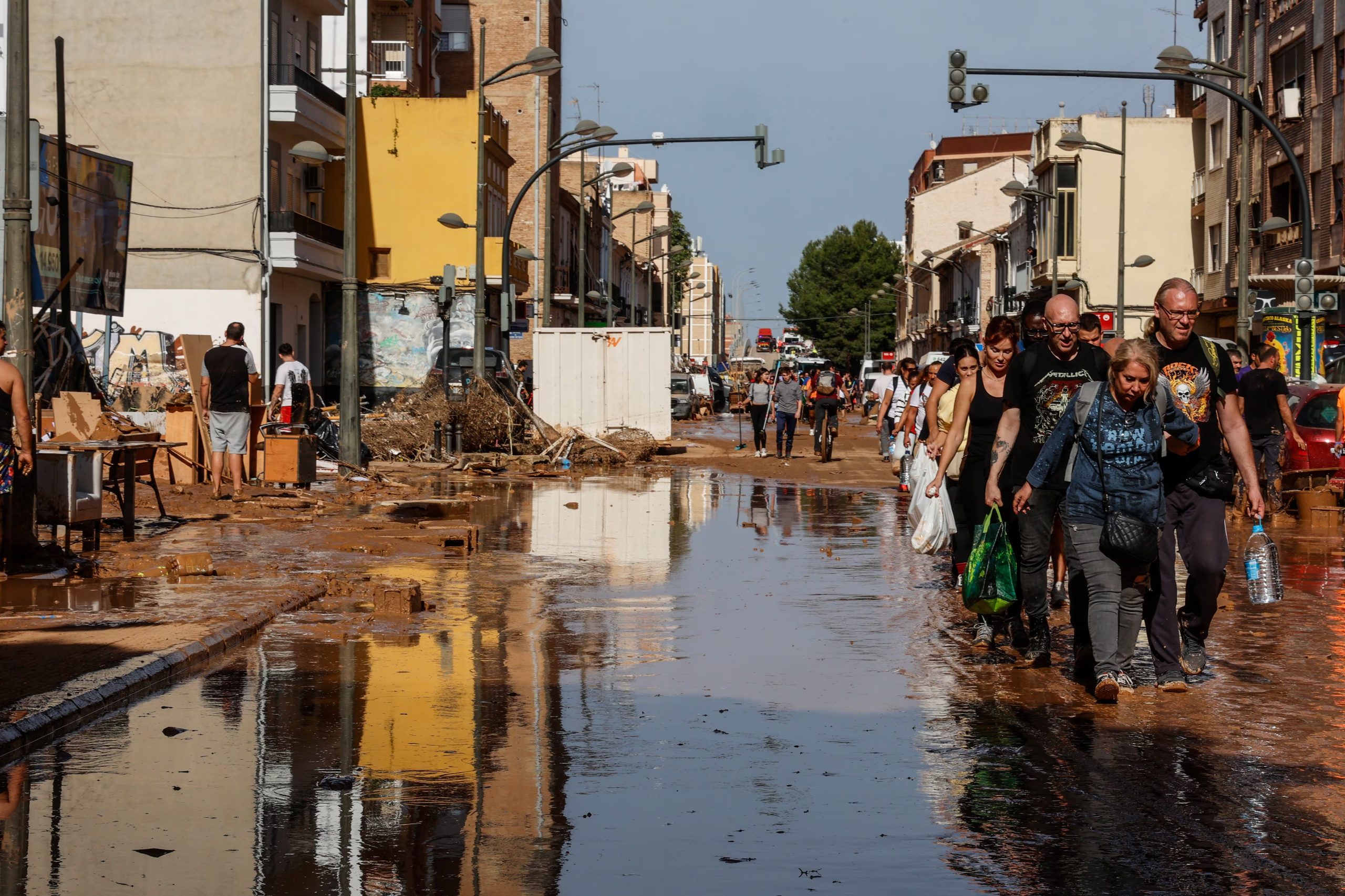 Varias personas con bolsas tras el paso de la DANA, en el barrio de la Torre, a 31 de octubre de 2024, en Valencia, Comunidad Valenciana (España). (Rober Solsona/Europa Press)