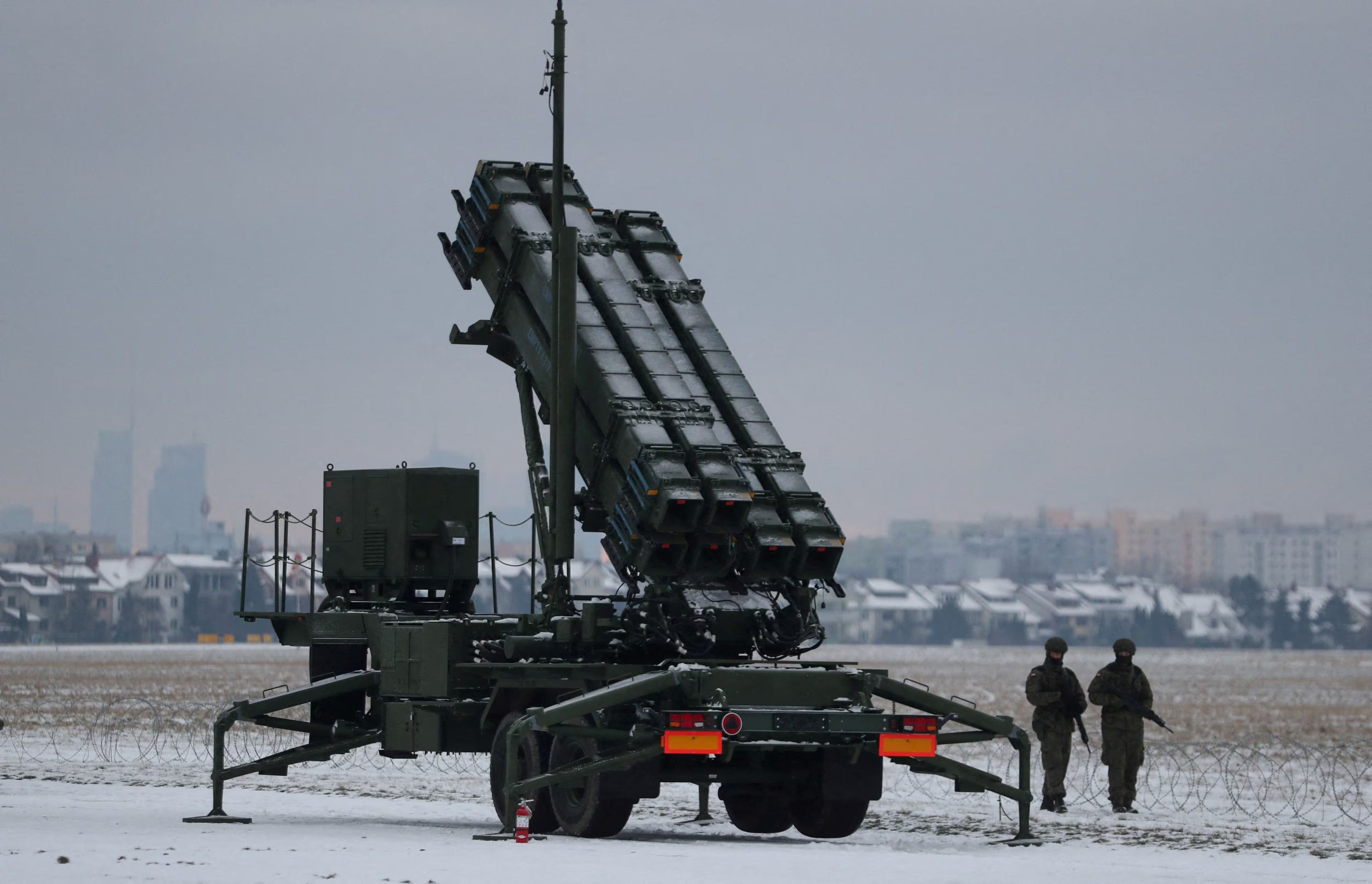 Militares patrullan frente al sistema de defensa aérea Patriot (REUTERS/Kacper Pempel/Archivo)