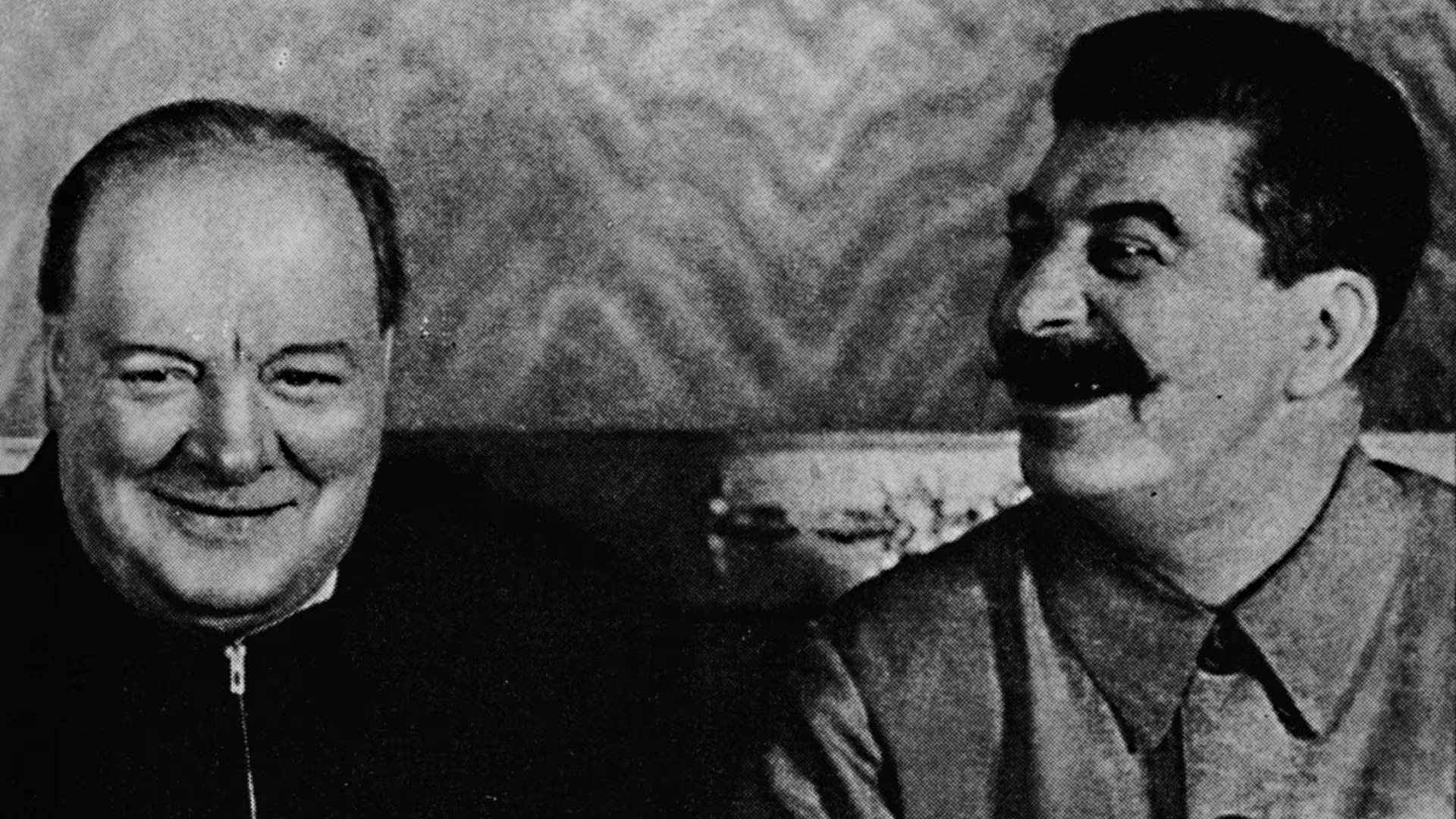 Stalin (izq.) le prometió a Churchill (der.) que no replegaría las fuerzas soviéticas ante una invasión nazi a Kiev.