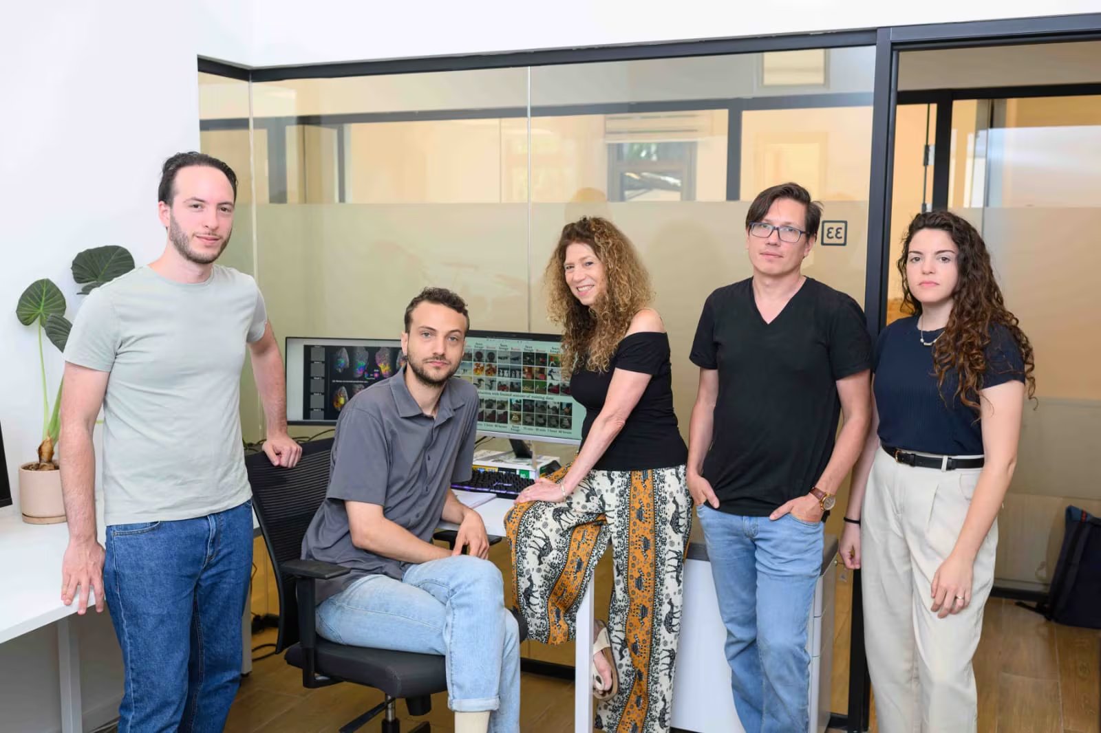De izquierda a derecha: Navve Wasserman, Jonathan Kogman, profesora Michal Irani, Roman Beliy y Amit Zalcher (Instituto Weizmann de Ciencias)
