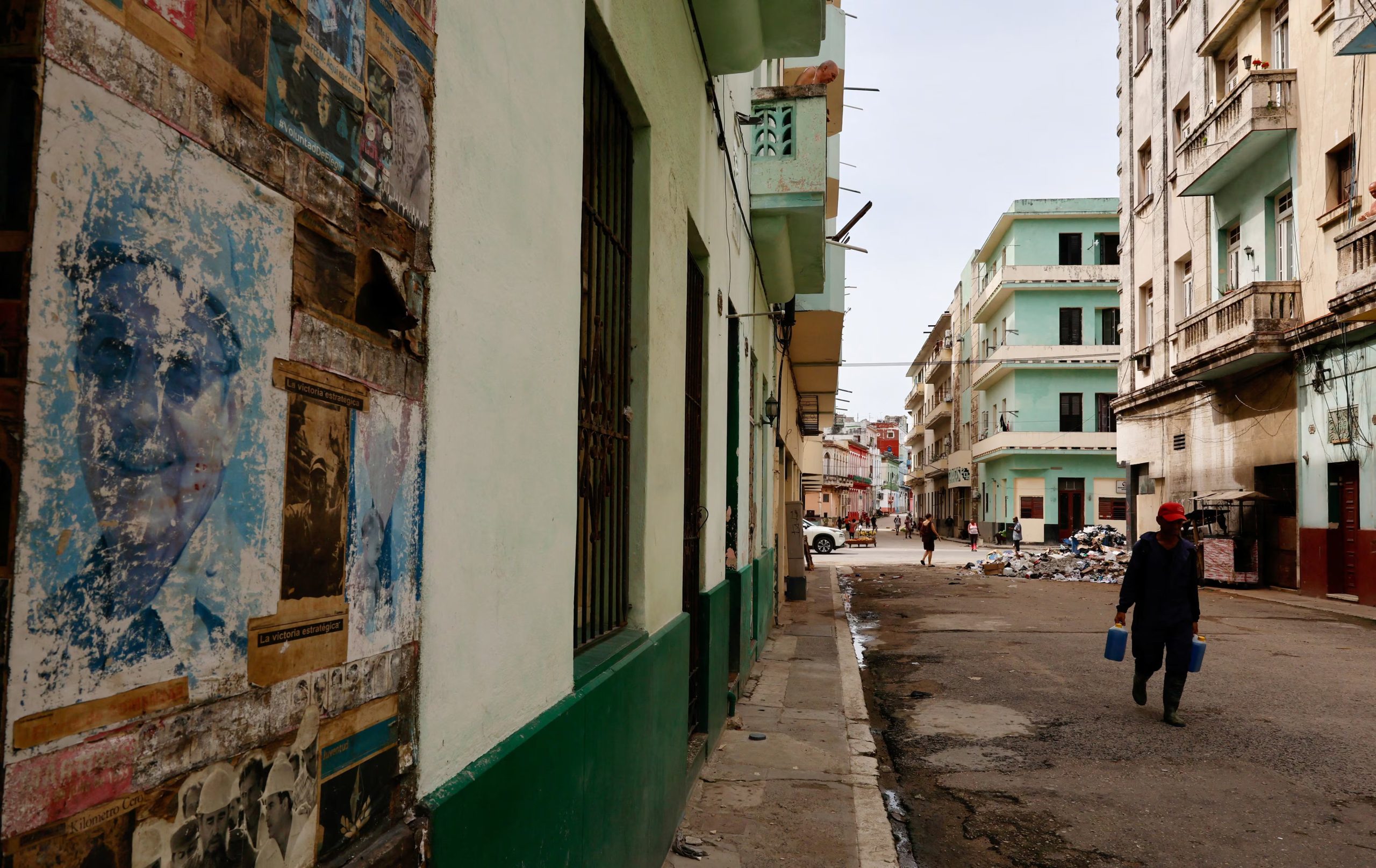 FOTO DE ARCHIVO-Un hombre camina por una calle junto a una fotografía del expresidente cubano Raúl Castro, en La Habana, Cuba. 3 de junio de 2026. REUTERS/Norlys Pérez