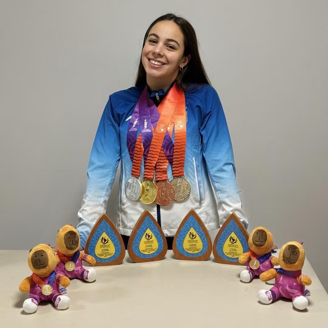Laila Chain, estudiante B-Learning y destacada nadadora de la delegación argentina en los Juegos Suramericanos Santa Fe 2026 (NZPS)
