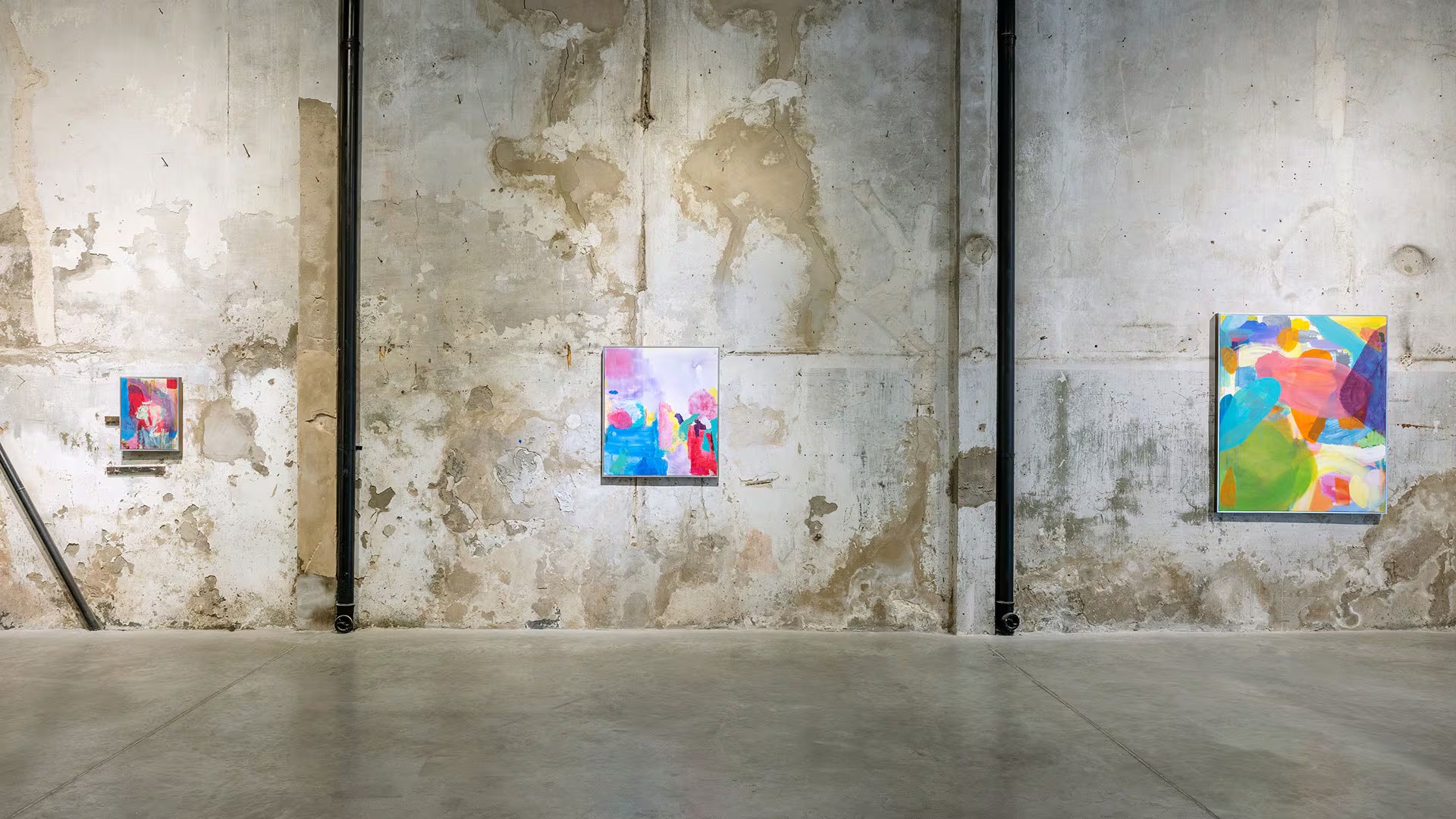 La exposición “Entre dos lunas” en Ungallery presenta pinturas, videos y un libro