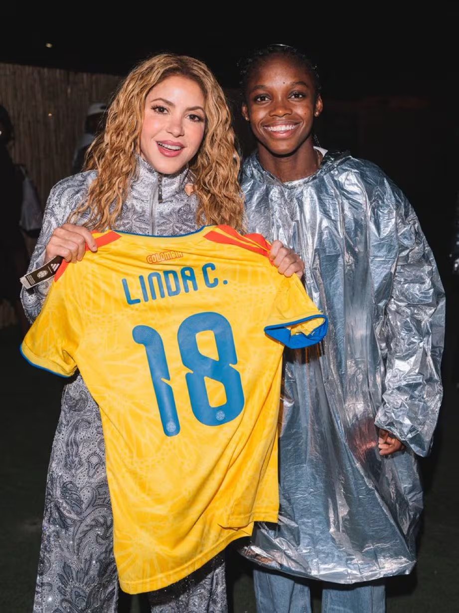La delantera del Real Madrid regaló a la cantante colombiana la camiseta número 18 de la Selección Colombia - crédito Linda Caicedo/Instagram