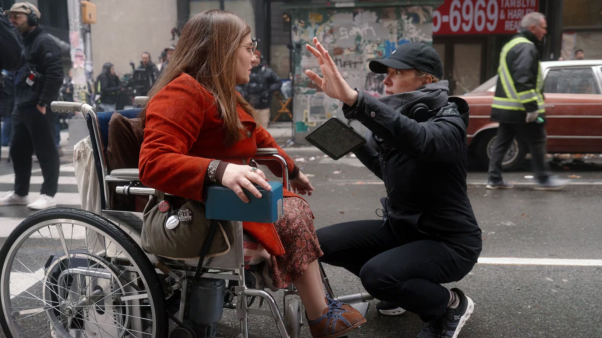 Siân Heder y Ruth Madeley durante el rodaje de 'Siendo Heumann' (AppleTV)