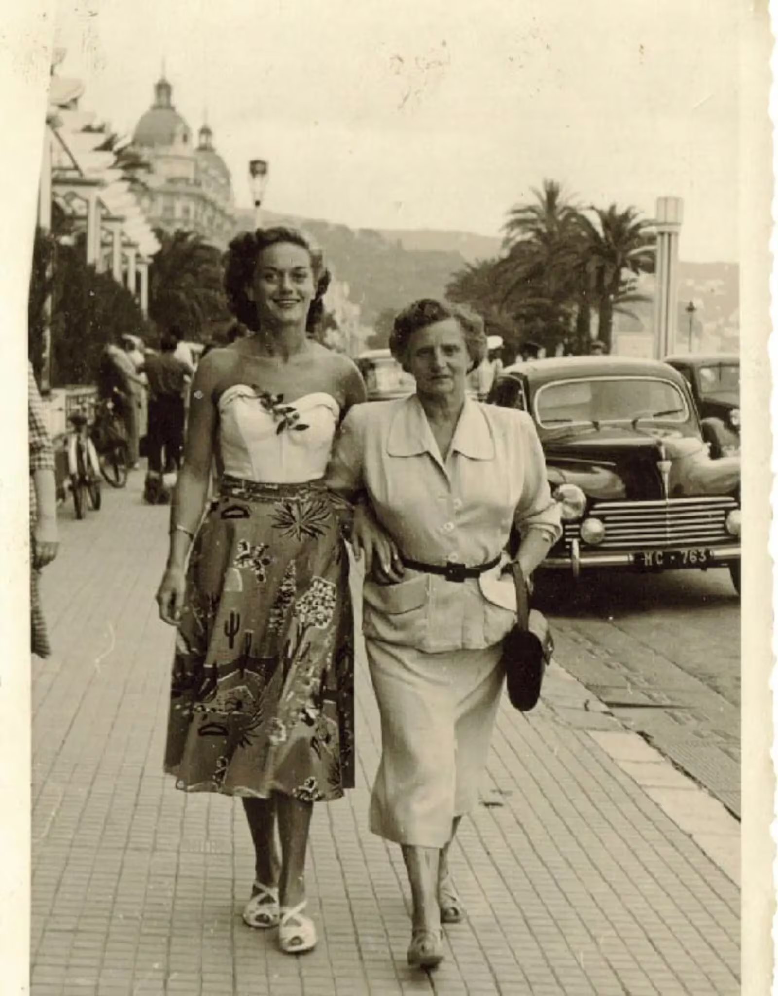 Dina Gottliebova Babbitt y su madre, Johanna, paseando por Francia después de la segunda guerra mundial