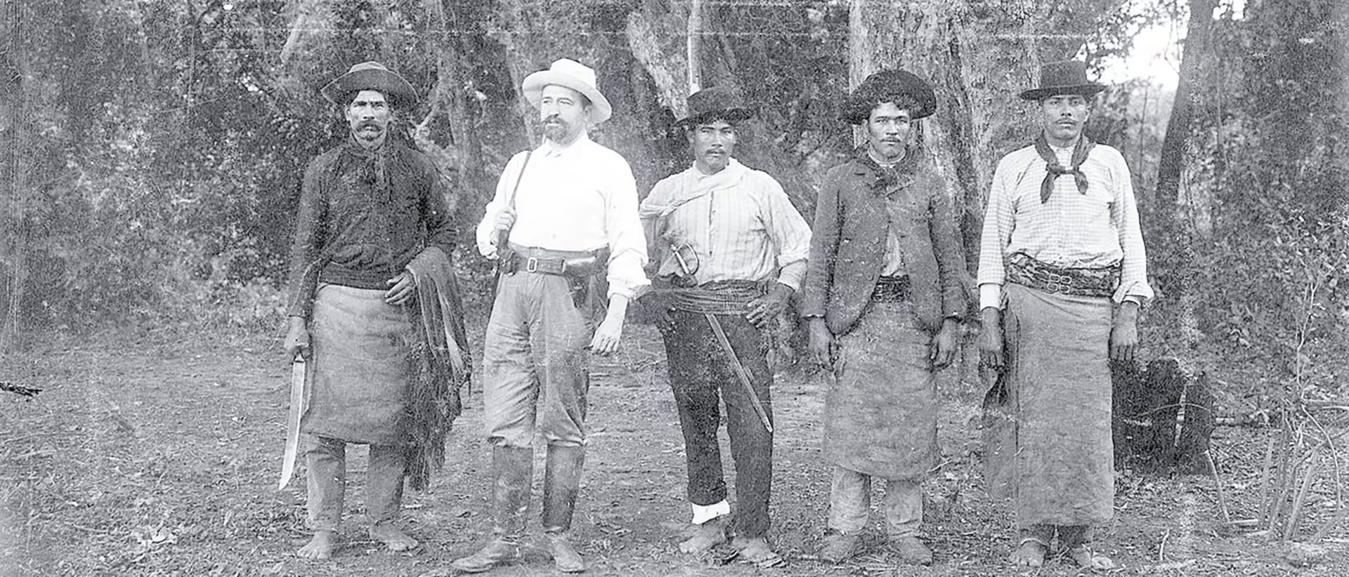 Blasco Ibáñez en el norte correntino, junto a pobladores del lugar.