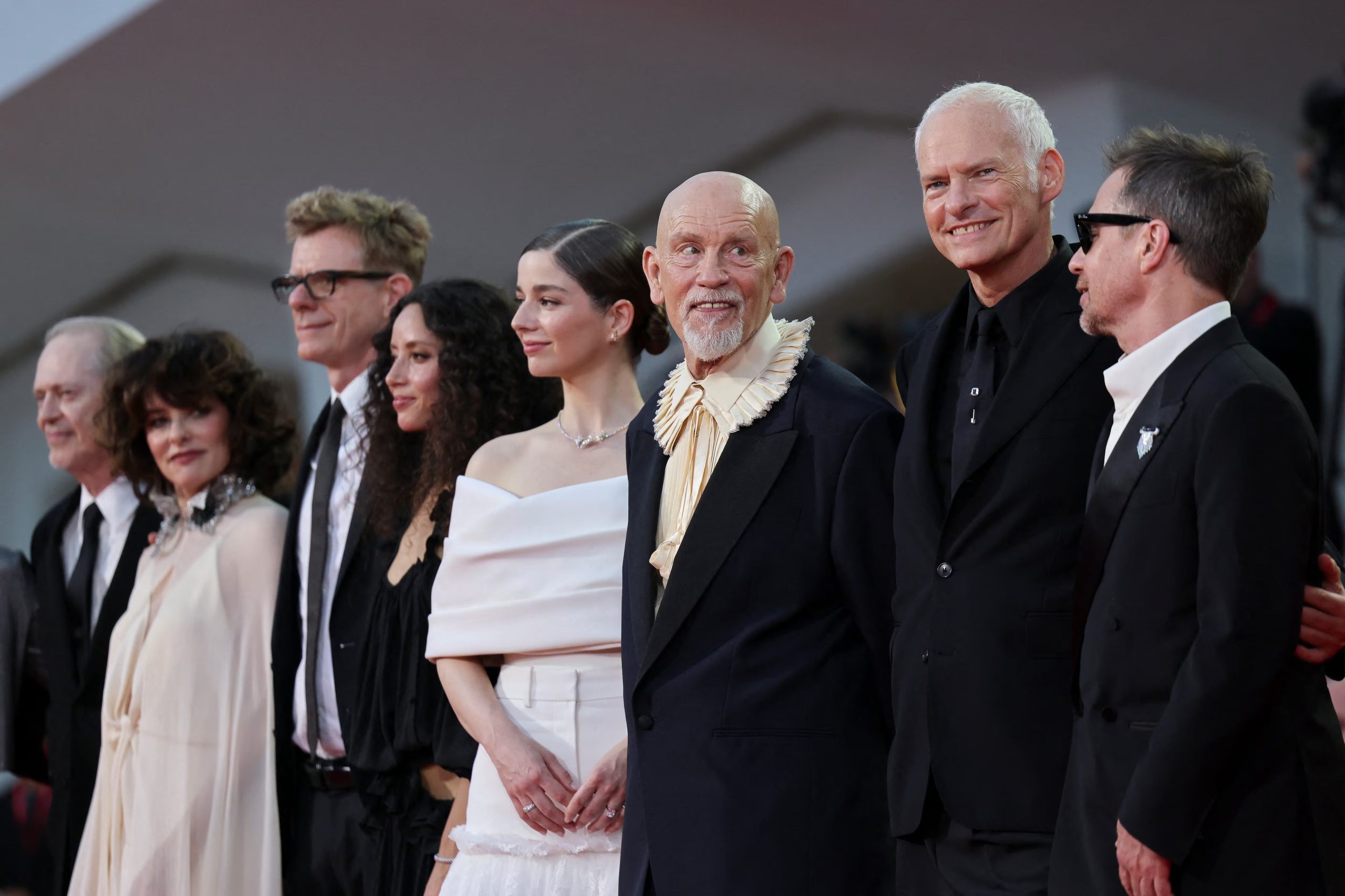 El director Martin McDonagh, y los miembros del casting de su película: Ailin Salas, Mariana Di Girolamo, Parker Posey, Sam Rockwell, John Malkovich y Steve Buscemi. REUTERS/Yara Nardi
