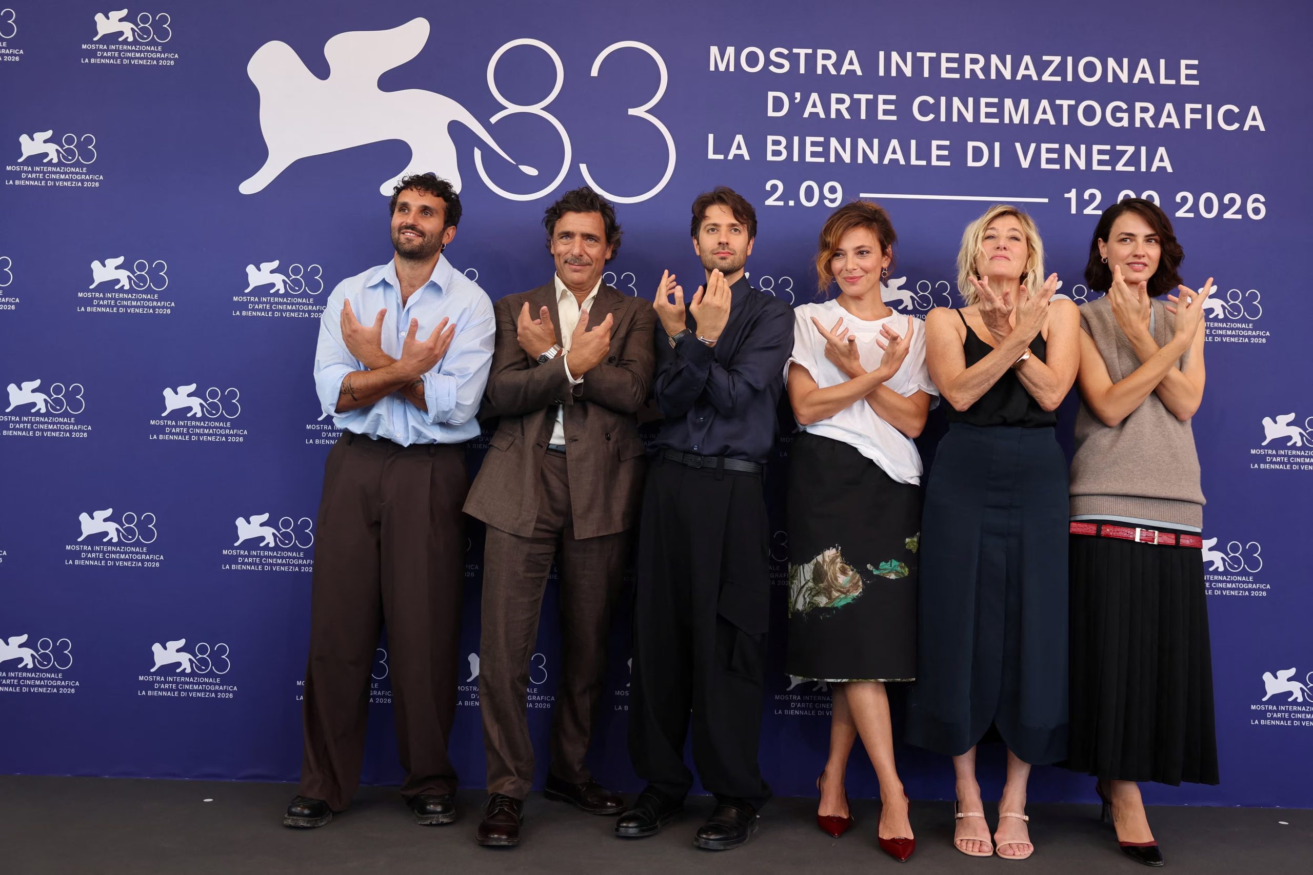 Salvatore De Chirico, Adriano Giannini, Paolo Strippoli, Jasmine Trinca, Valeria Bruni Tedeschi y Romana Maggiora Vergano durante el photocall de 'The Spiral' en Venecia. REUTERS/Yara Nardi