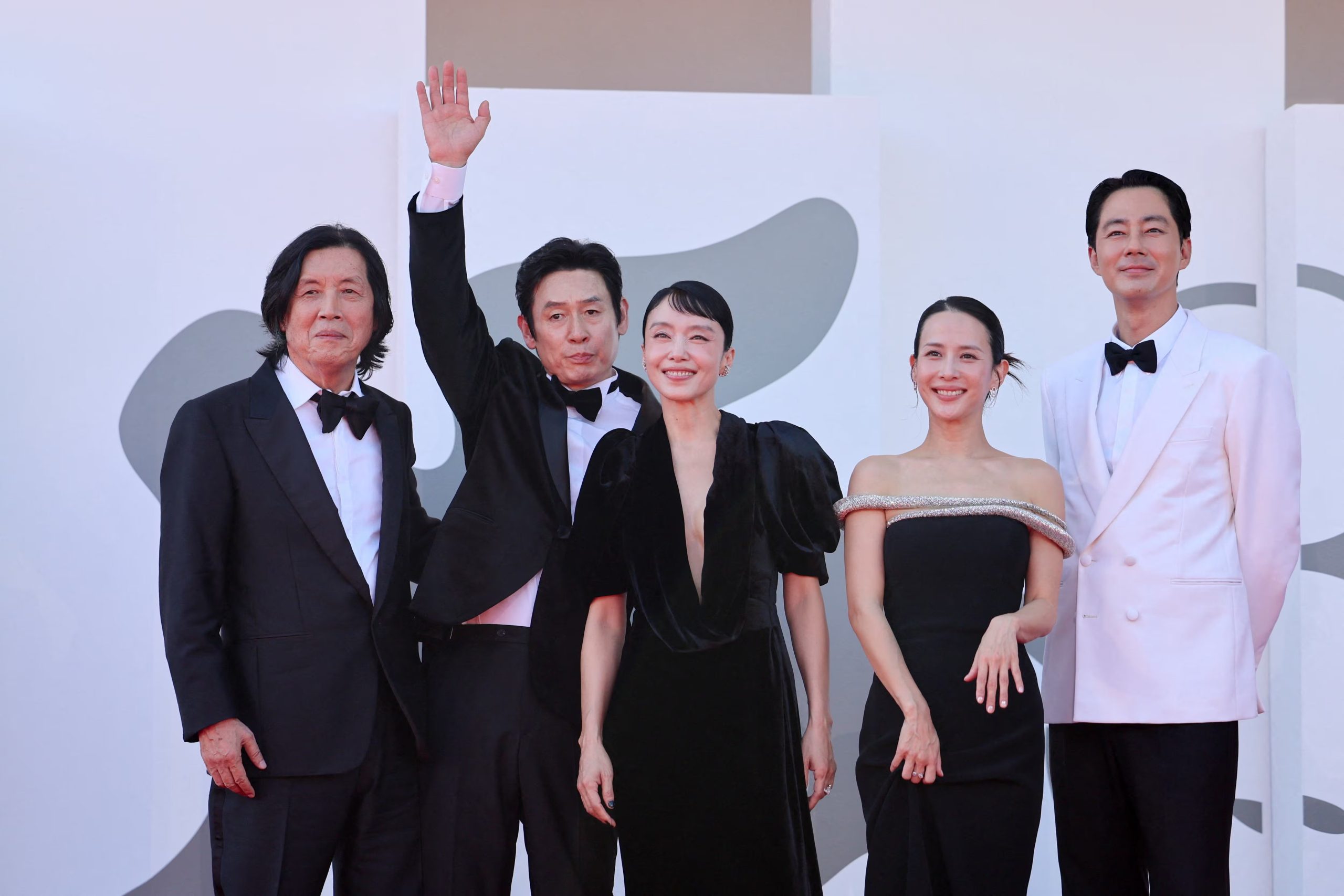 Lee Chang-dong junto a los actores de su nueva película, 'Un amor posible' en el Festival de Venecia. REUTERS/Yara Nardi