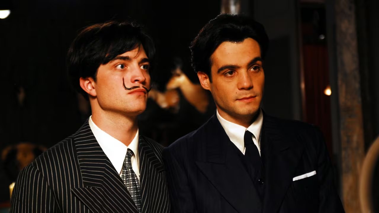 Robert Pattinson como Dalí y Javier Beltrán como Federico Garcia Lorca
