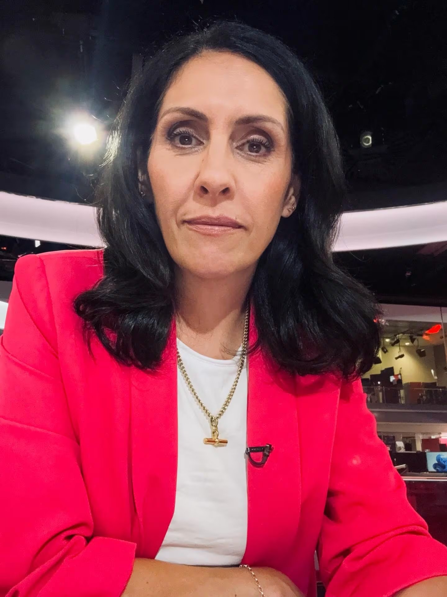 Pese al cáncer de sangre, Maryam Moshiri mantuvo su trabajo internacional en BBC News y pidió, junto con Blood Cancer UK, más investigación y financiamiento para tratamientos con menos efectos secundarios (Instagram/@bbcmaryam)