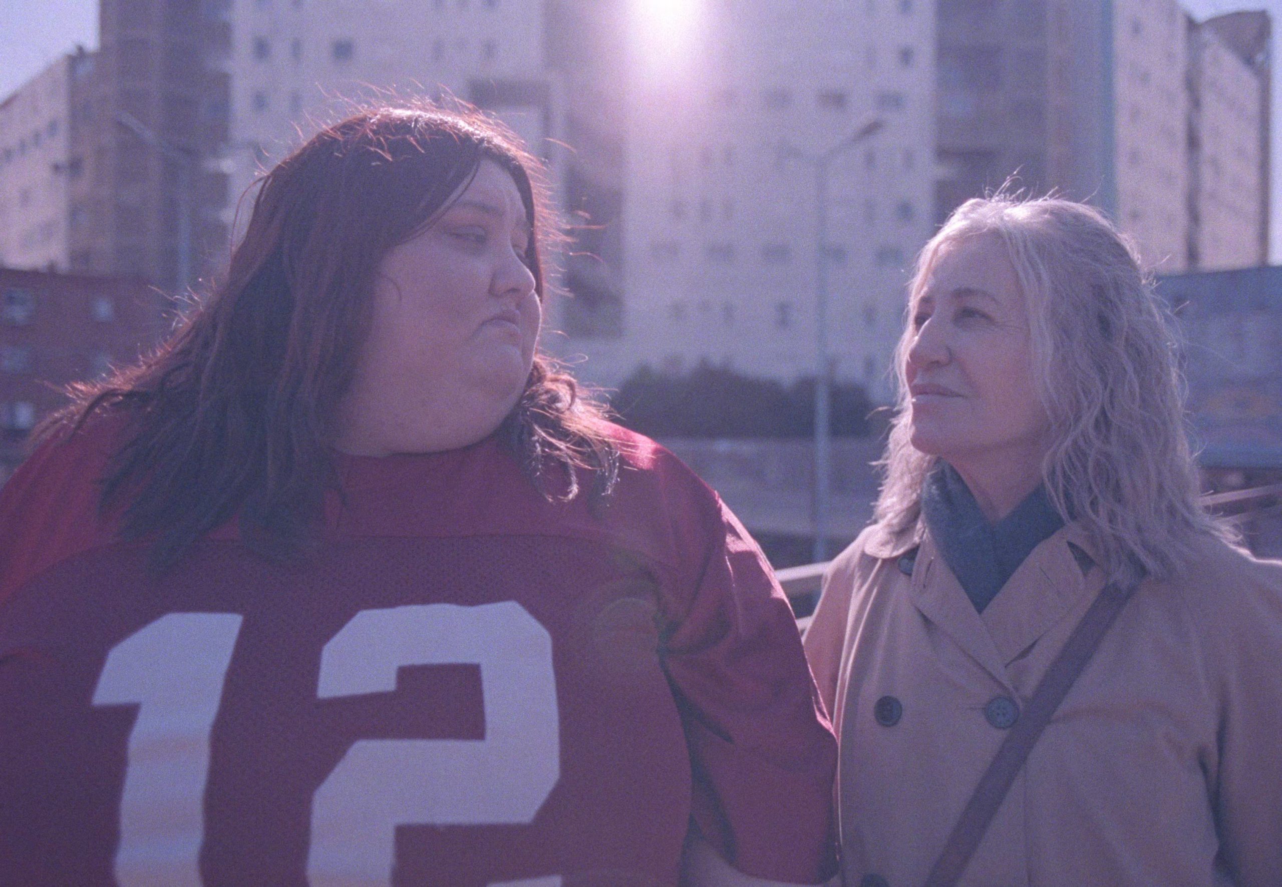 Julie, interpretada por Carolina Álvarez, habla con los muertos y enfrenta bullying y dificultades para acceder a atención médica en Estados Unidos. (Courtesy of Netflix ©2026)