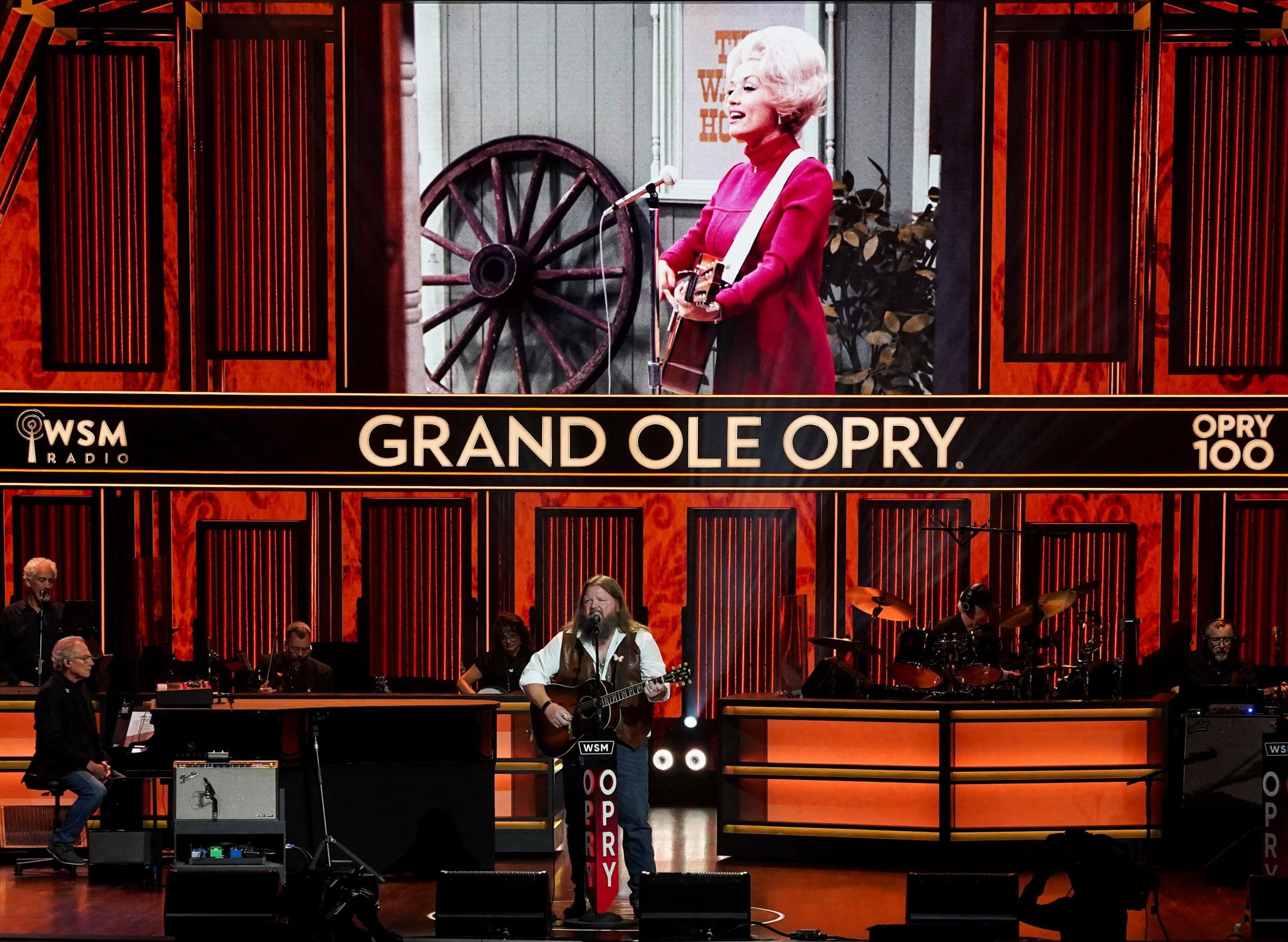 Carly Pearce, Jelly Roll, Kathy Mattea, Ketch Secor, Molly Tuttle y Channing Wilson estuvieron entre los artistas que rindieron tributo a Parton en Nashville (REUTERS/Seth Herald)