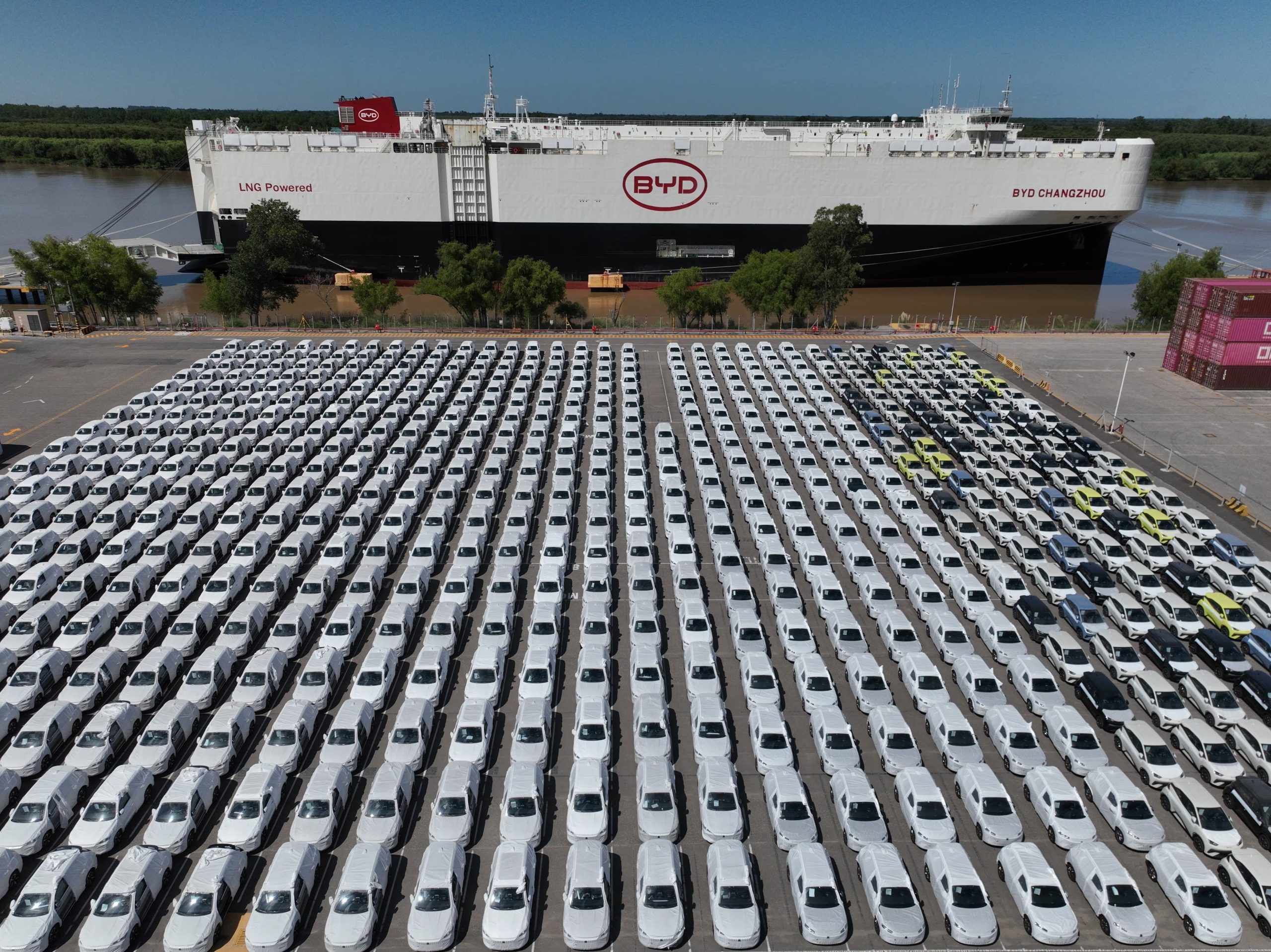 Desde enero de este año hasta junio llegaron a Argentina casi 80.000 autos híbridos y eléctricos. (AP Foto/Víctor R. Caivano)