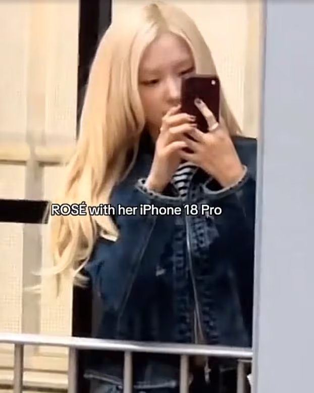 La controversia sobre el iPhone 18 Pro comenzó cuando usuarios de redes sociales cuestionaron la autenticidad de la imagen publicada en Instagram (Instagram/@roses<em>are</em>rosie)» class=»aligncenter size-full» src=»https://kchcomunicacion.com/wp-content/uploads/2026/09/La-verdad-detras-de-la-extrana-fotografia-de-Rose-1.jpg» style=»width:100%; height:auto; margin-bottom: 20px;»/></p>
<p>Durante la entrevista, Rosé mostró material gráfico para distinguir la toma original de la versión oficial. Explicó que el equipo de edición modificó la posición de uno de sus dedos y eliminó las huellas visibles en la pantalla.</p>
<p>“Se nota que esta es la original porque mi dedo estaba en una posición rara, no sé por qué <strong>hice esa posición tan extraña con el dedo</strong>”, comentó la cantante de “APT.”. </p>
<blockquote><p>“<strong>Y entonces me editaron</strong> la posición del dedo. Pero por eso se sabe que esta es la original”.</p></blockquote>
<p><img decoding=
