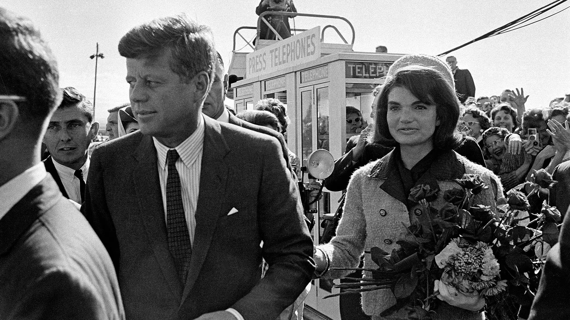 El presidente John F. Kennedy y su esposa, Jacqueline fueron recibidos por una multitud entusiasta a su llegada al aeropuerto de Dallas el 22 de noviembre de 1963. Apenas unas horas más tarde, el presidente fue asesinado mientras viajaba en una limusina descapotable por la ciudad (Foto AP) 