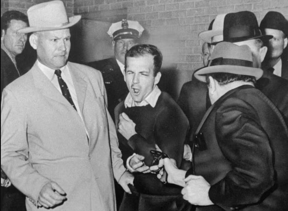 Jack Ruby disparó contra Lee Harvey Oswald en el subsuelo de la Jefatura de Policía de Dallas ante las cámaras de televisión (AP Photo/Dallas Times-Herald, Bob Jackson)