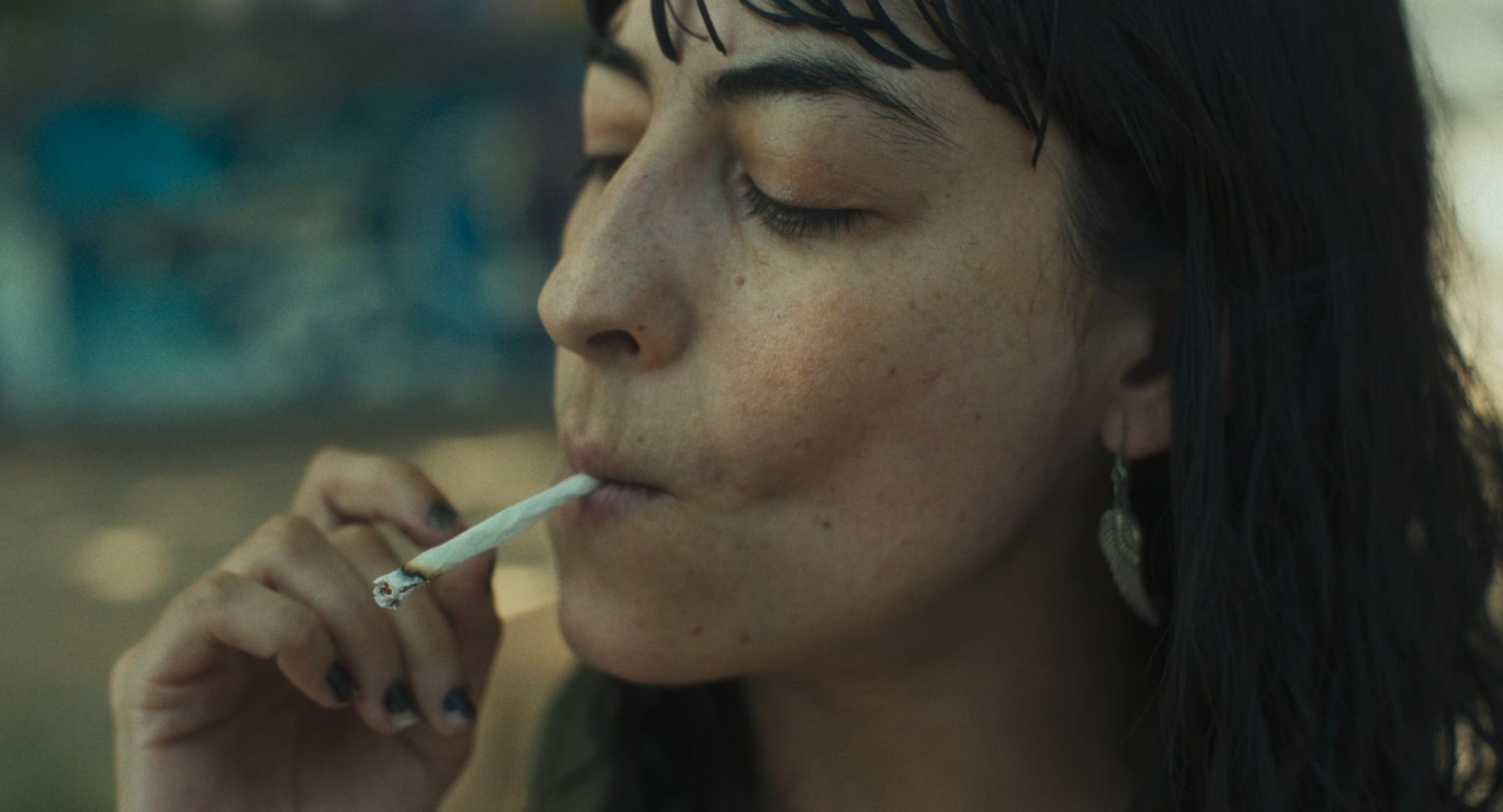 Ambientada en el conurbano bonaerense durante el verano de 2001, la historia sigue a tres amigas adolescentes atravesadas por el deseo, los celos y la violencia, en un universo donde lo cotidiano comenzó a convivir con lo sobrenatural