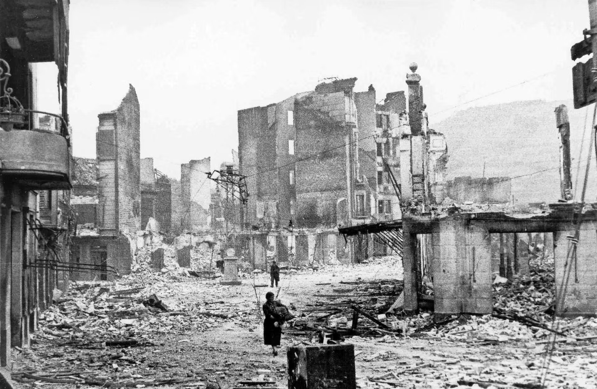 El bombardeo al pueblo vasco de Guernica destruyó el 85% de sus edificaciones. Las bombas cayeron durante cuatro horas.
