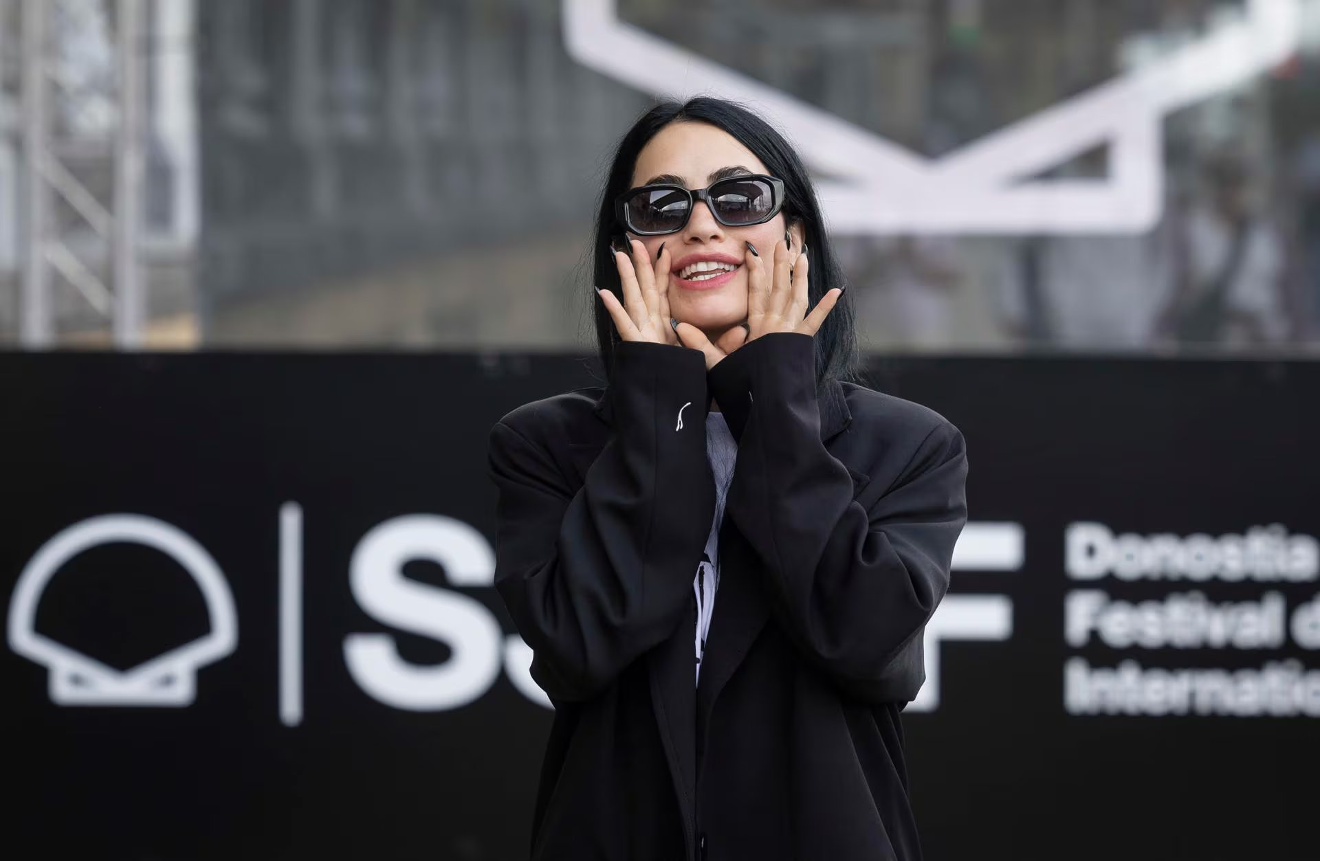 La remera la combino con un blazer negro, anteojos de sol y borcegos (EFE)