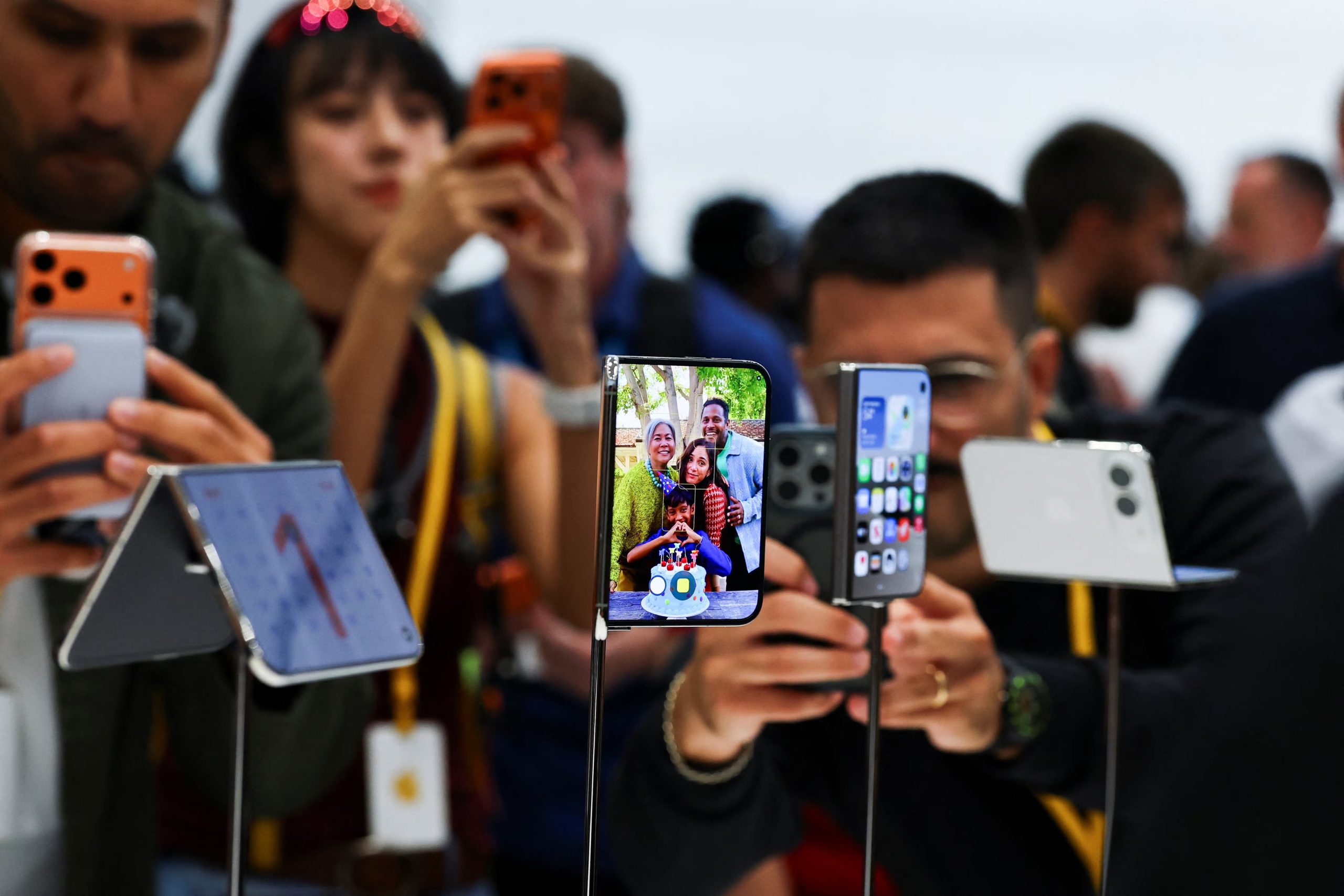IOS 27 mejora el rendimiento del iPhone con aplicaciones que abren hasta un 30% más rápido y transferencias por AirDrop hasta un 80% más veloces. (REUTERS/Carlos Barría)