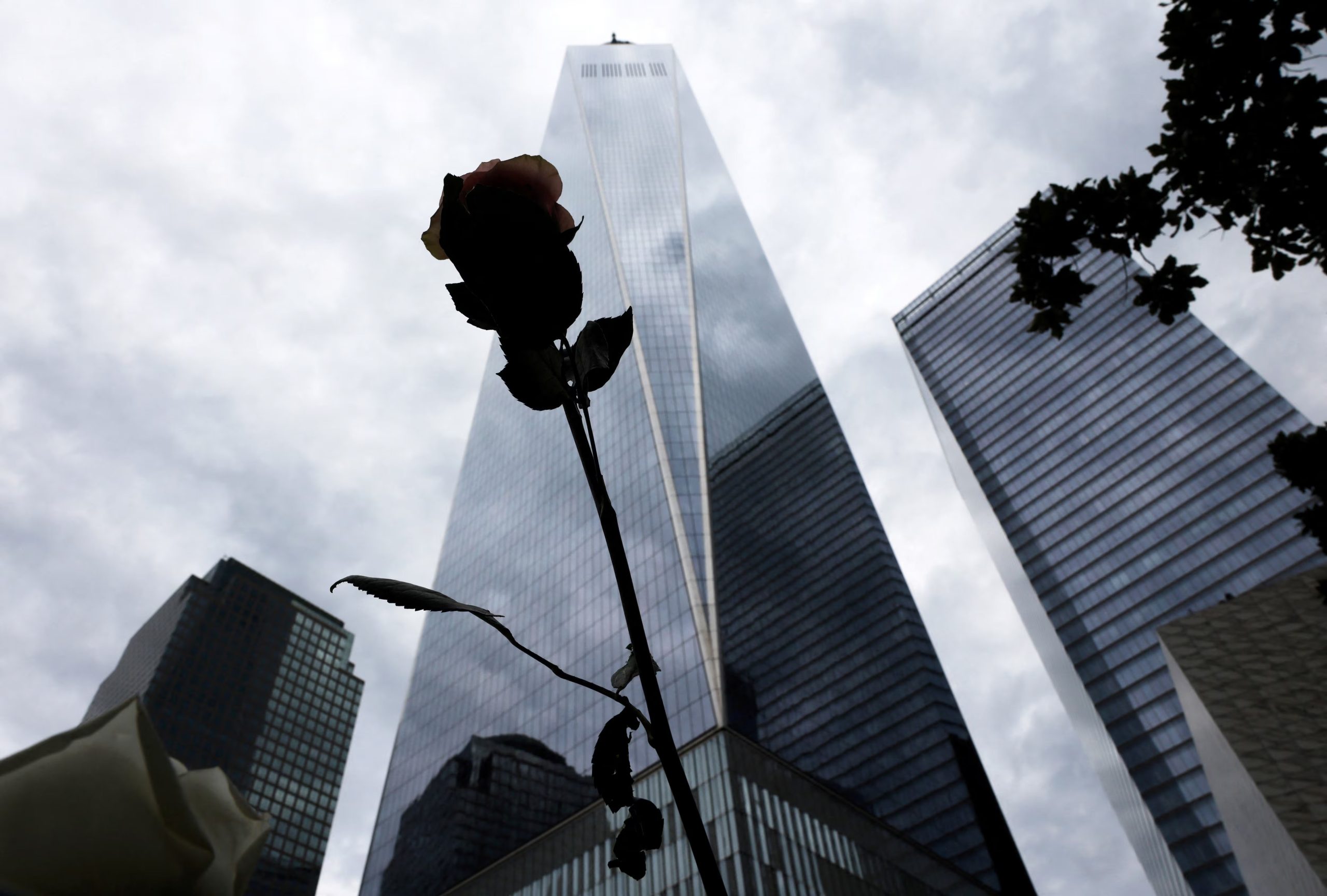 Una flor colocada en el monumento conmemorativo frente al One World Trade Center (Spencer Platt/Pool vía REUTERS)