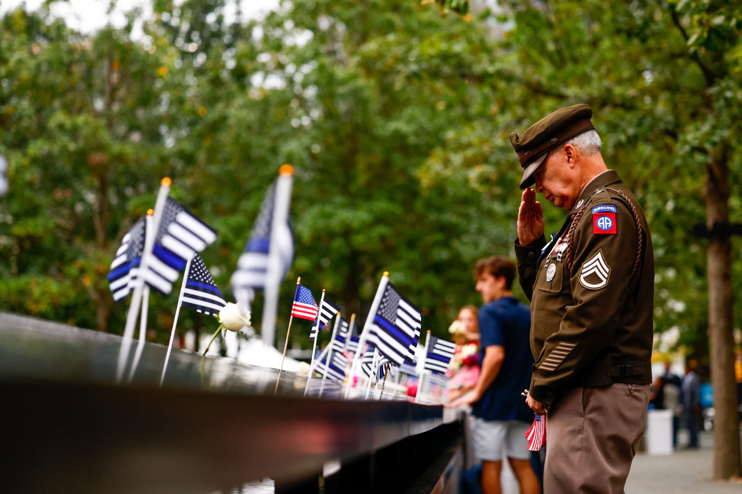 Varias personas se congregan junto a los estanques reflectantes del Memorial del 11-S (REUTERS/Jeenah Moon/Pool)