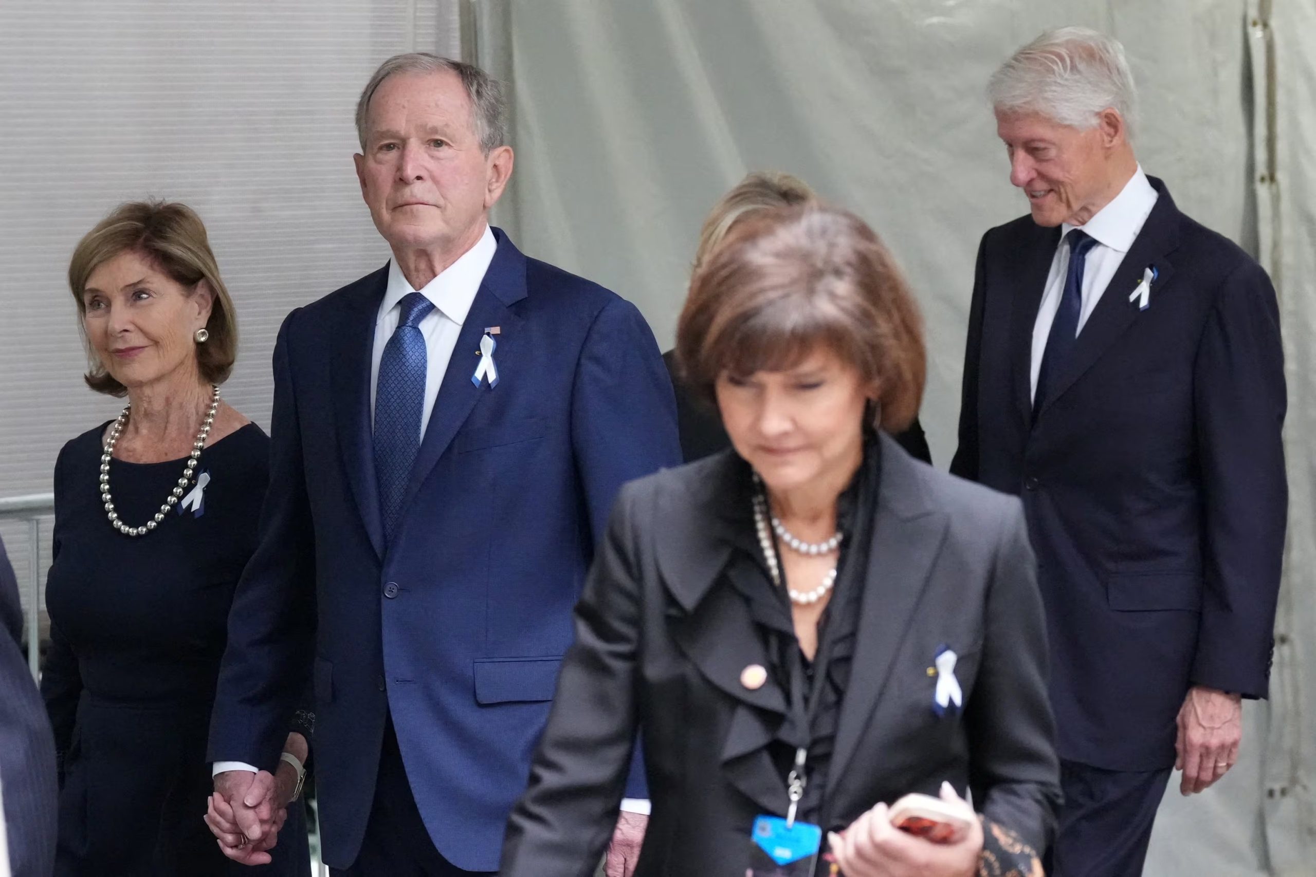 El expresidente George H. W. Bush y la exprimera dama Laura Bush, junto con el expresidente Bill Clinton, llegan al monumento conmemorativo del 25.º aniversario de los atentados del 11 de septiembre de 2001 (Adam Gray/Pool vía REUTERS)