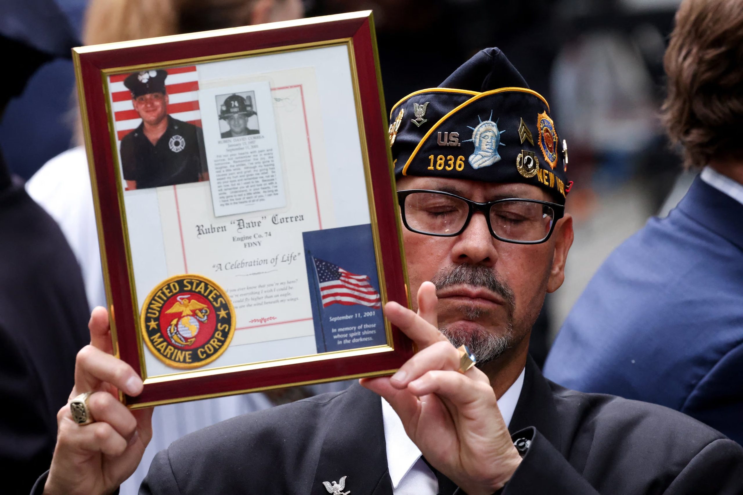 Un hombre eleva un retrato durante una ceremonia que conmemora el 25 aniversario de los ataques del 11 de septiembre de 2001 contra el World Trade Center (REUTERS/Brendan McDermid)