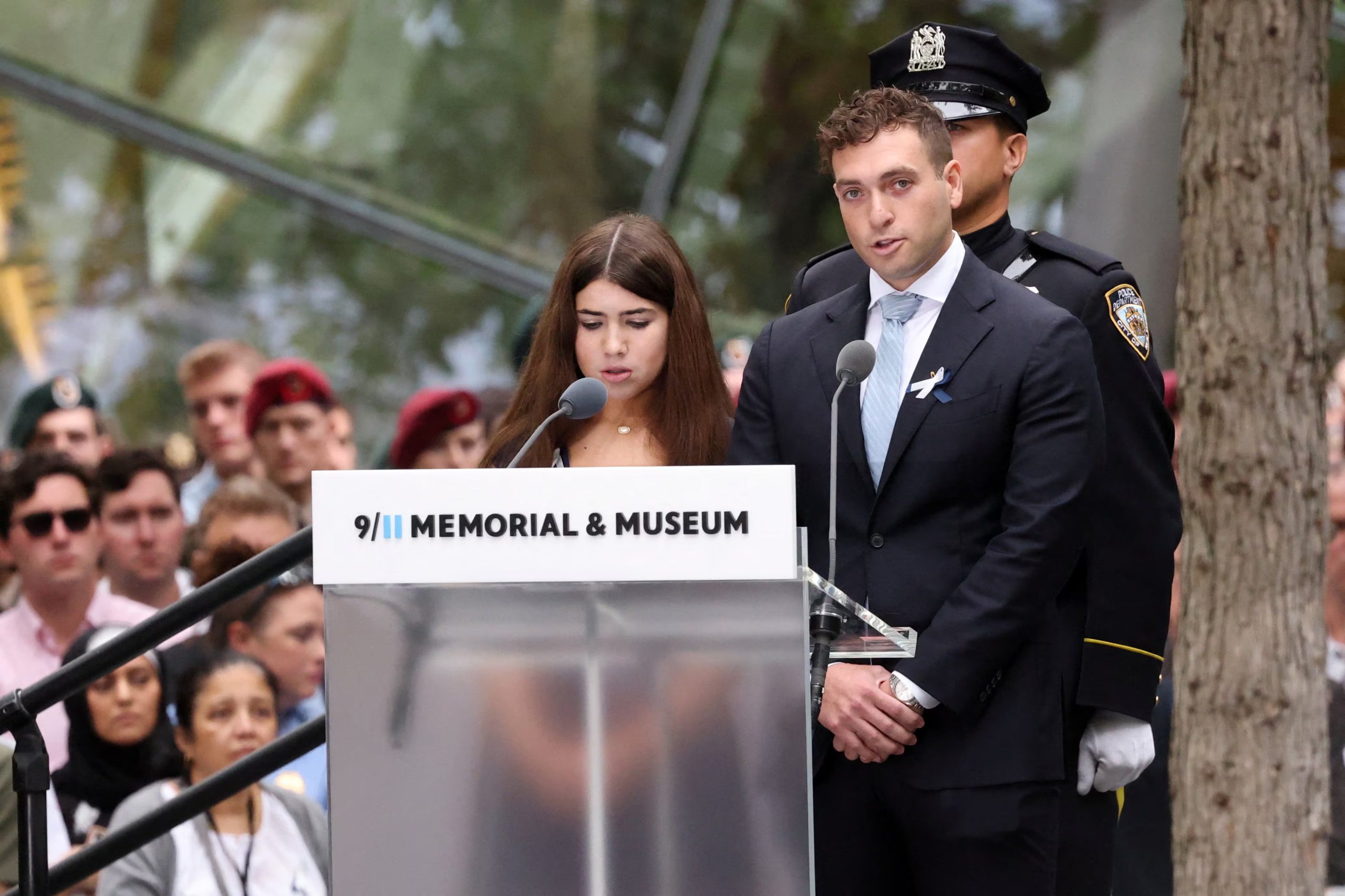 Familiares y seres queridos de las víctimas leen sus nombres en el podio durante una ceremonia que conmemora el 25 aniversario de los atentados del 11 de septiembre de 2001 (REUTERS/Brendan McDermid)