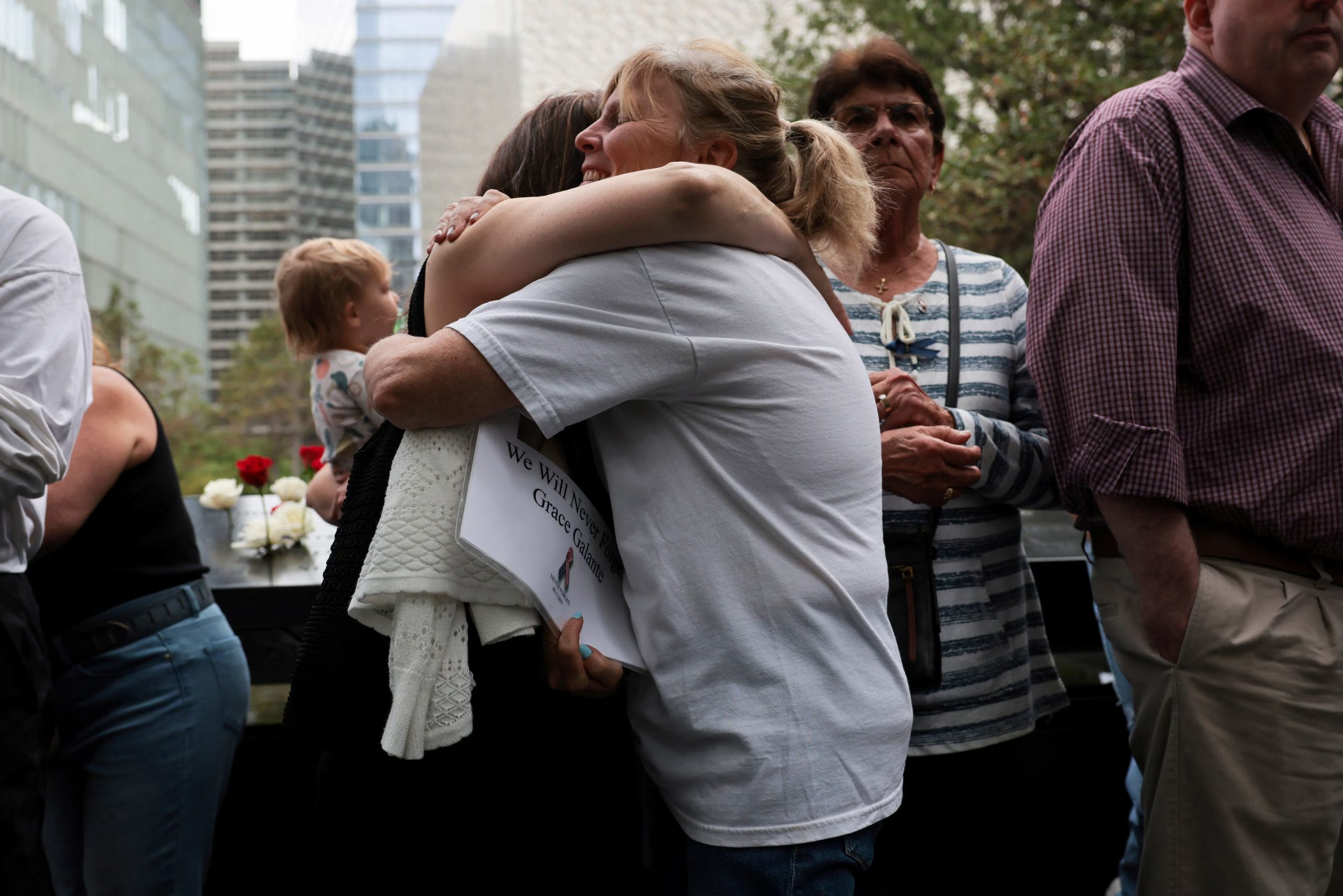 Varias personas se congregan en el monumento conmemorativo durante una ceremonia que celebra el 25 aniversario de los atentados del 11 de septiembre de 2001 (Spencer Platt/Pool vía REUTERS)